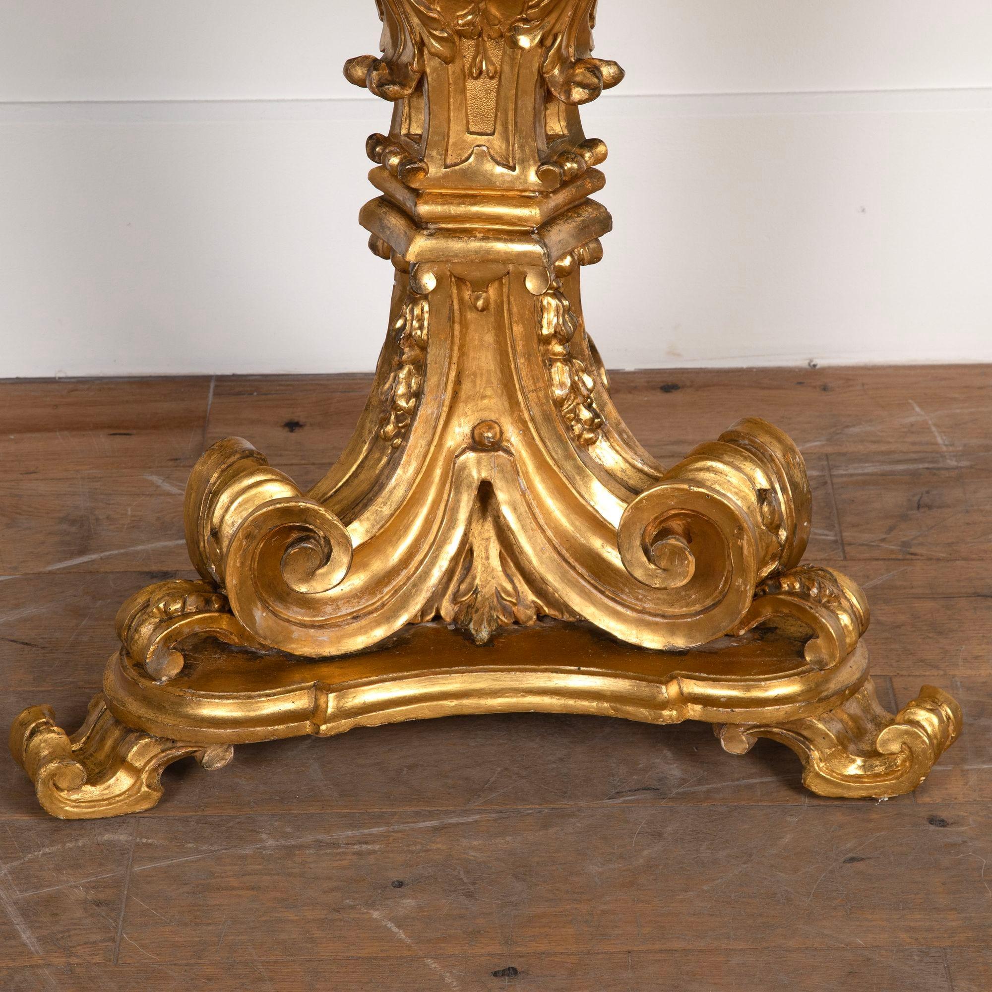 Table de centre en bois doré italien du 19e siècle en vente 5