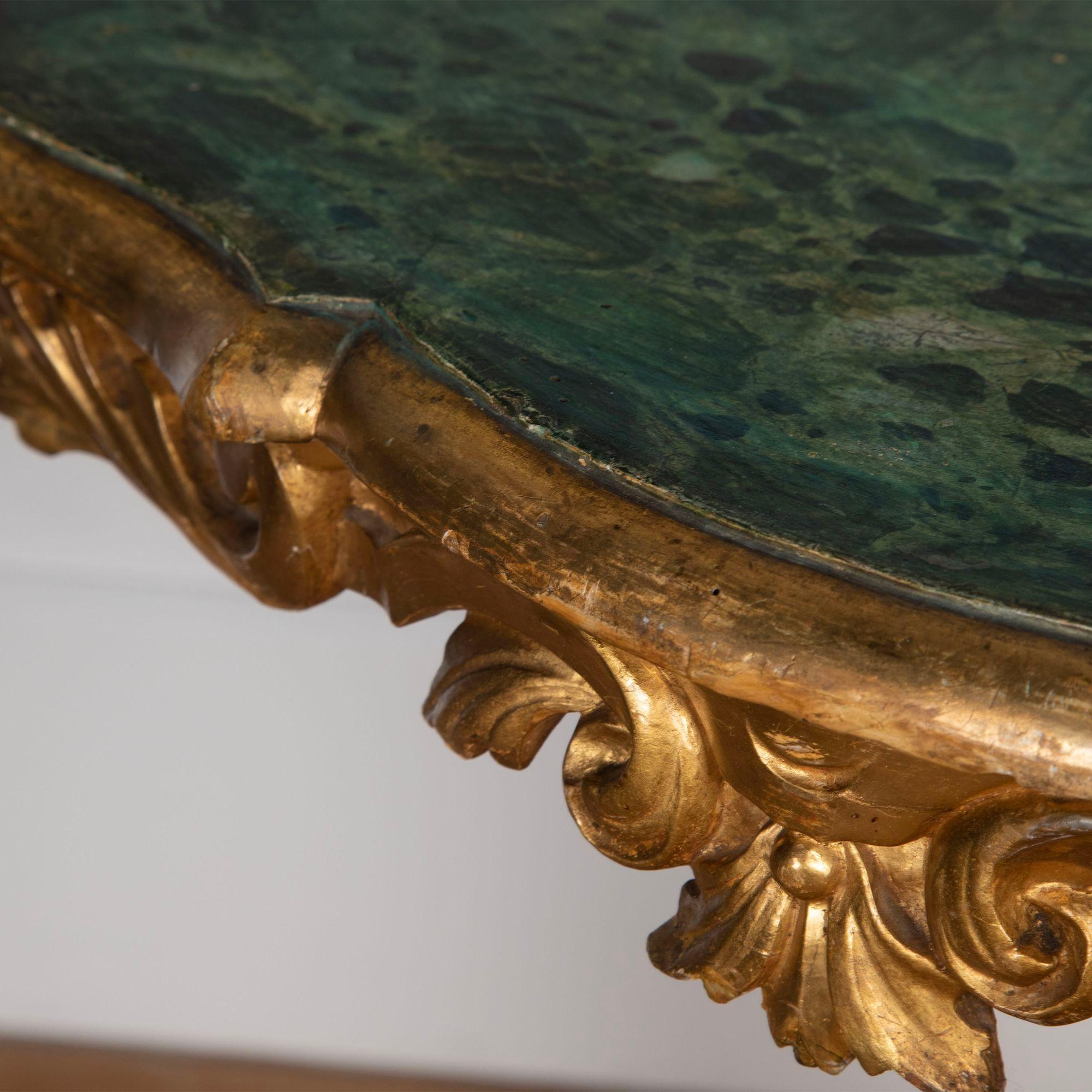 Table de centre en bois doré italien du 19e siècle en vente 1