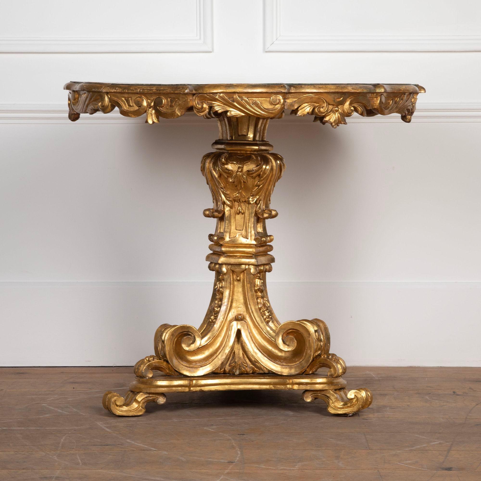 Table de centre en bois doré italien du 19e siècle en vente 2