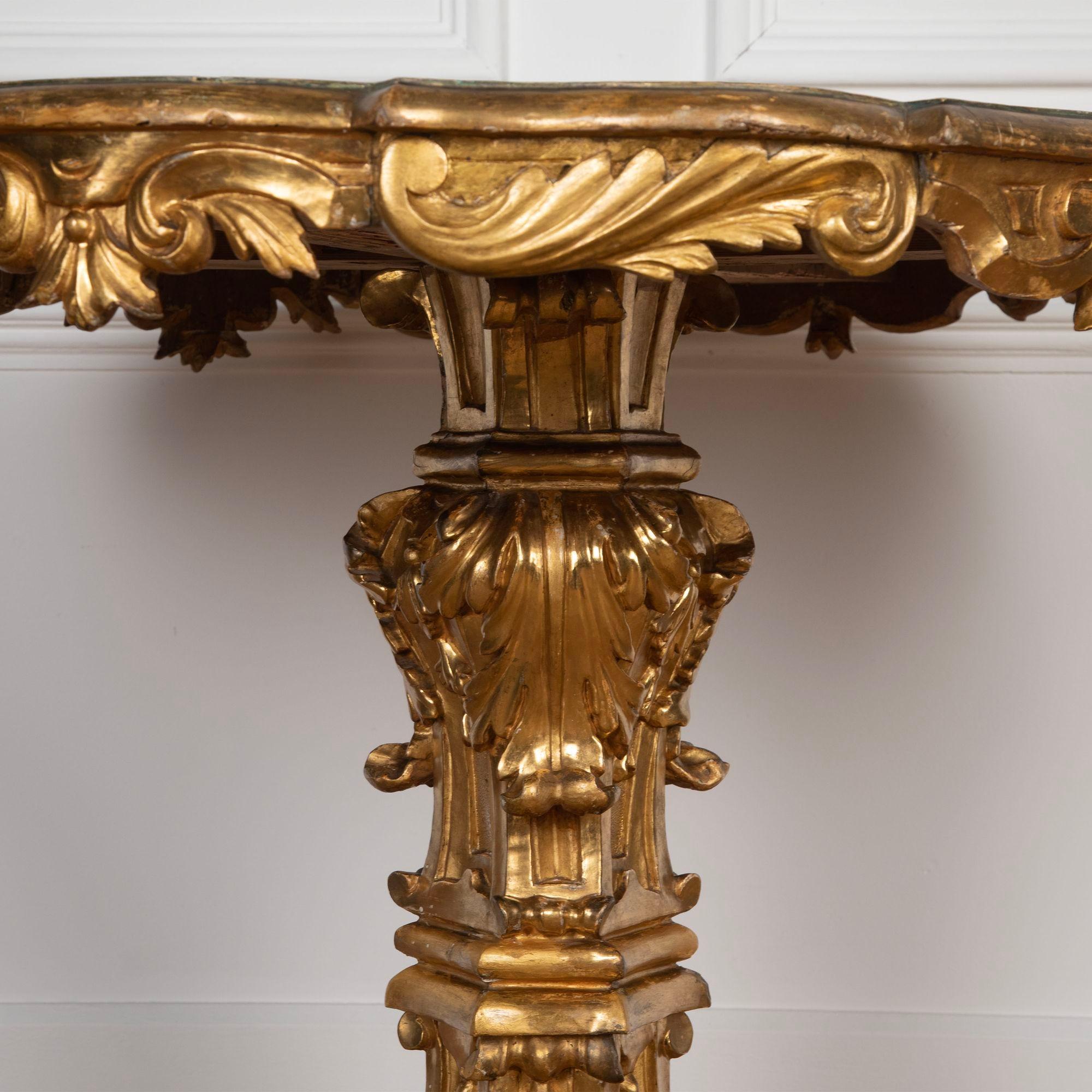 Table de centre en bois doré italien du 19e siècle en vente 3
