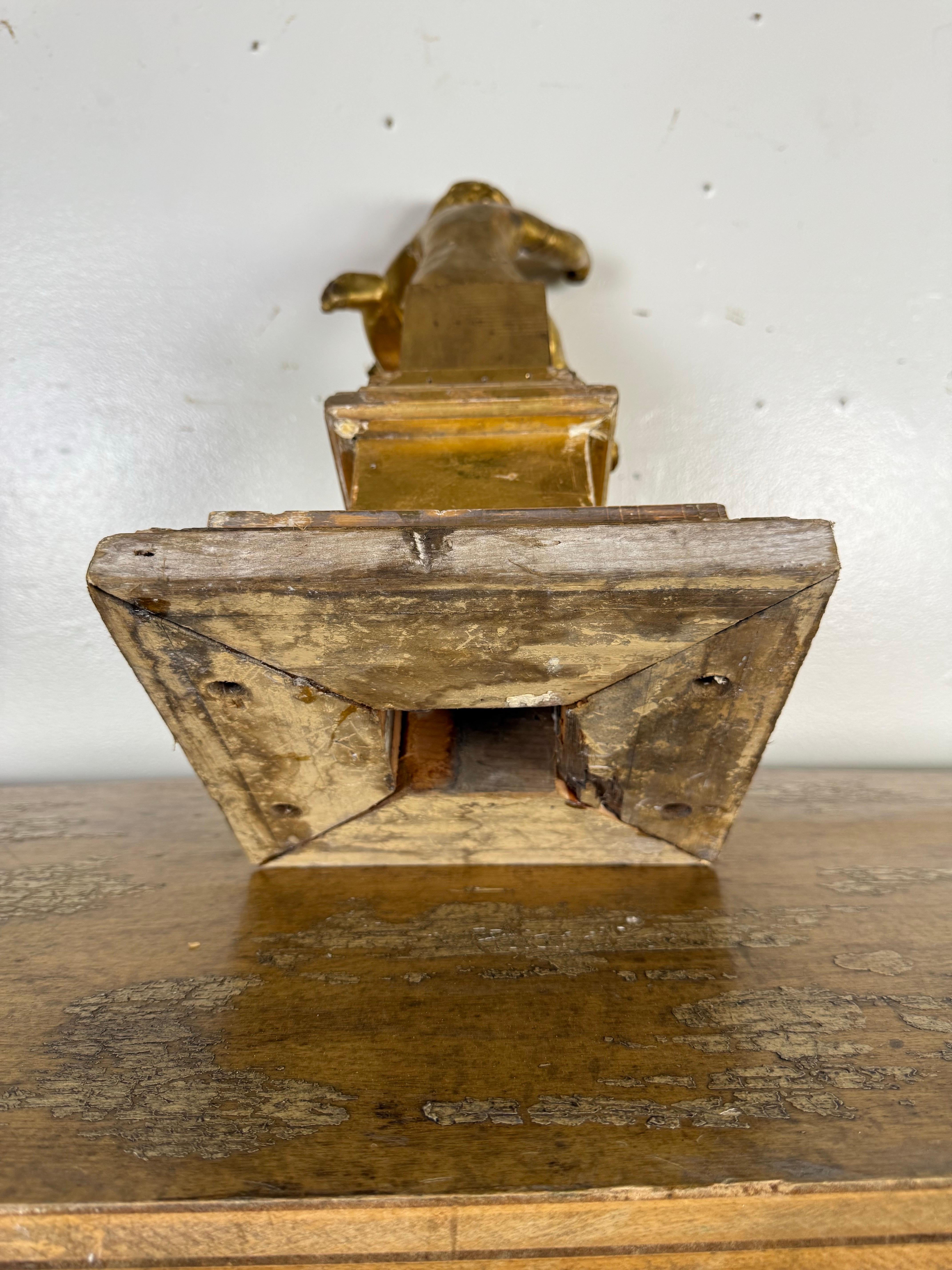 Chérubin italien du XIXe siècle en bois doré sur socle sculpté en vente 5