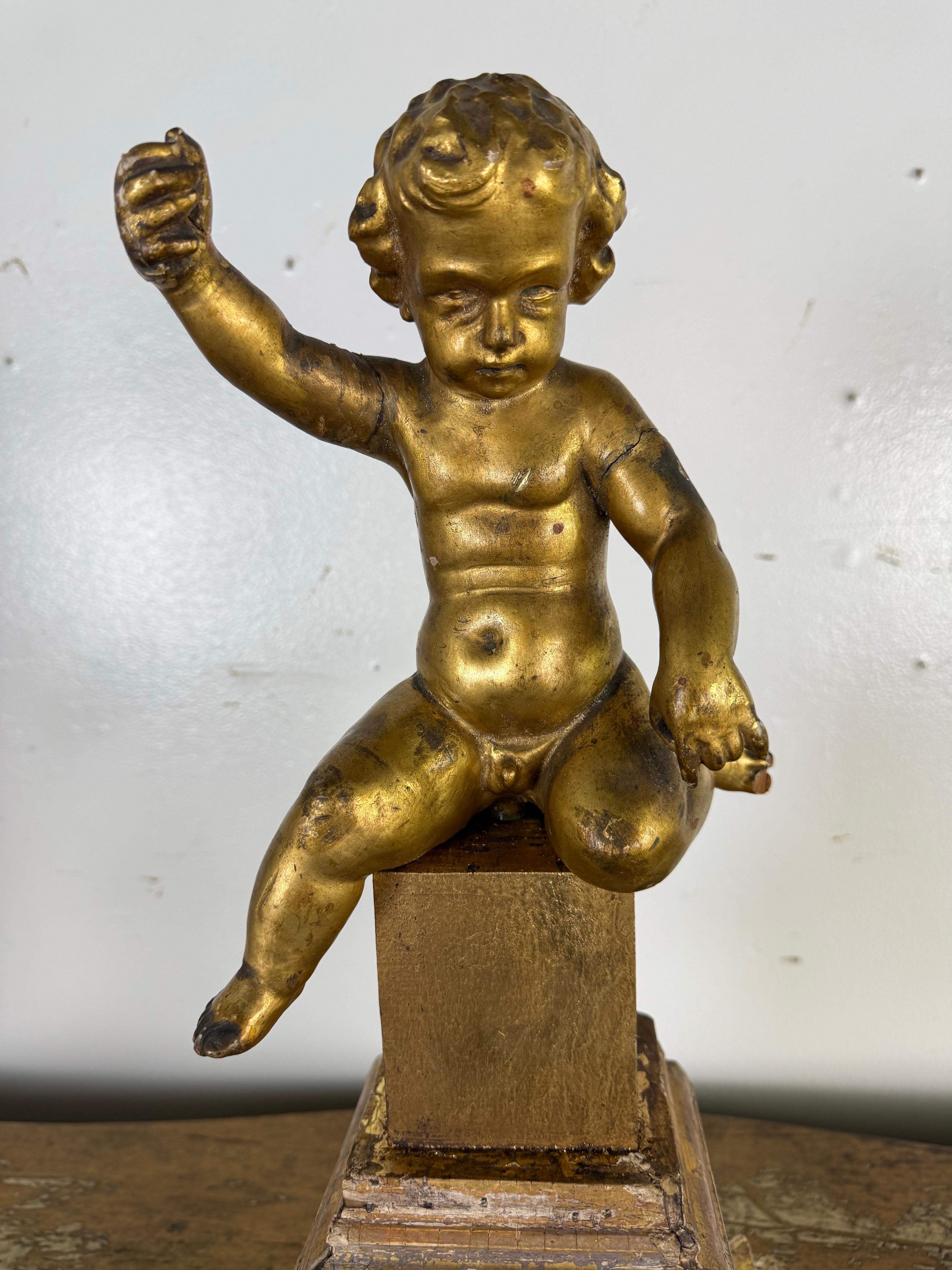 Chérubin italien du XIXe siècle en bois doré sur socle sculpté Abîmé - En vente à Los Angeles, CA