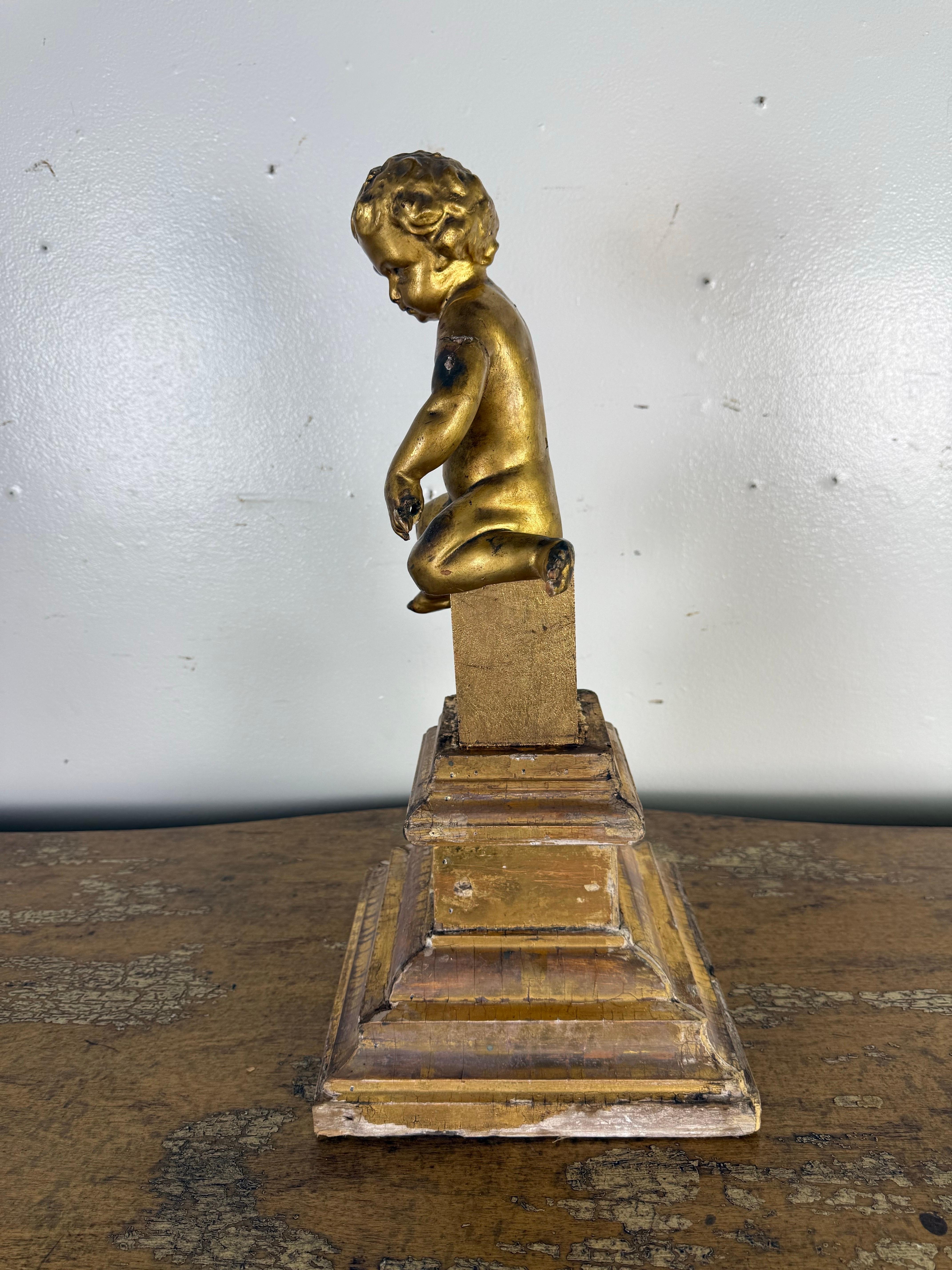 Chérubin italien du XIXe siècle en bois doré sur socle sculpté en vente 2