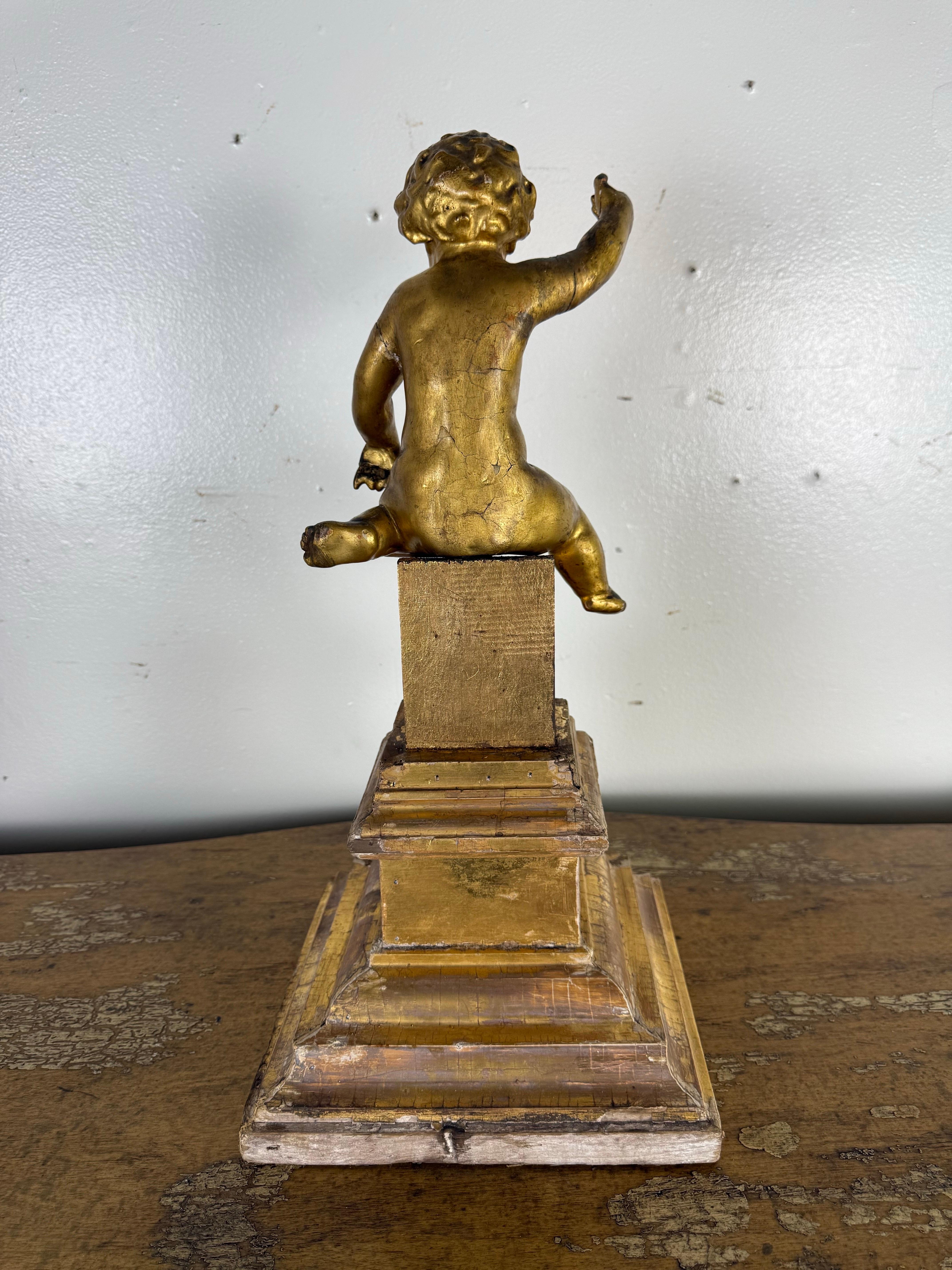 Chérubin italien du XIXe siècle en bois doré sur socle sculpté en vente 3