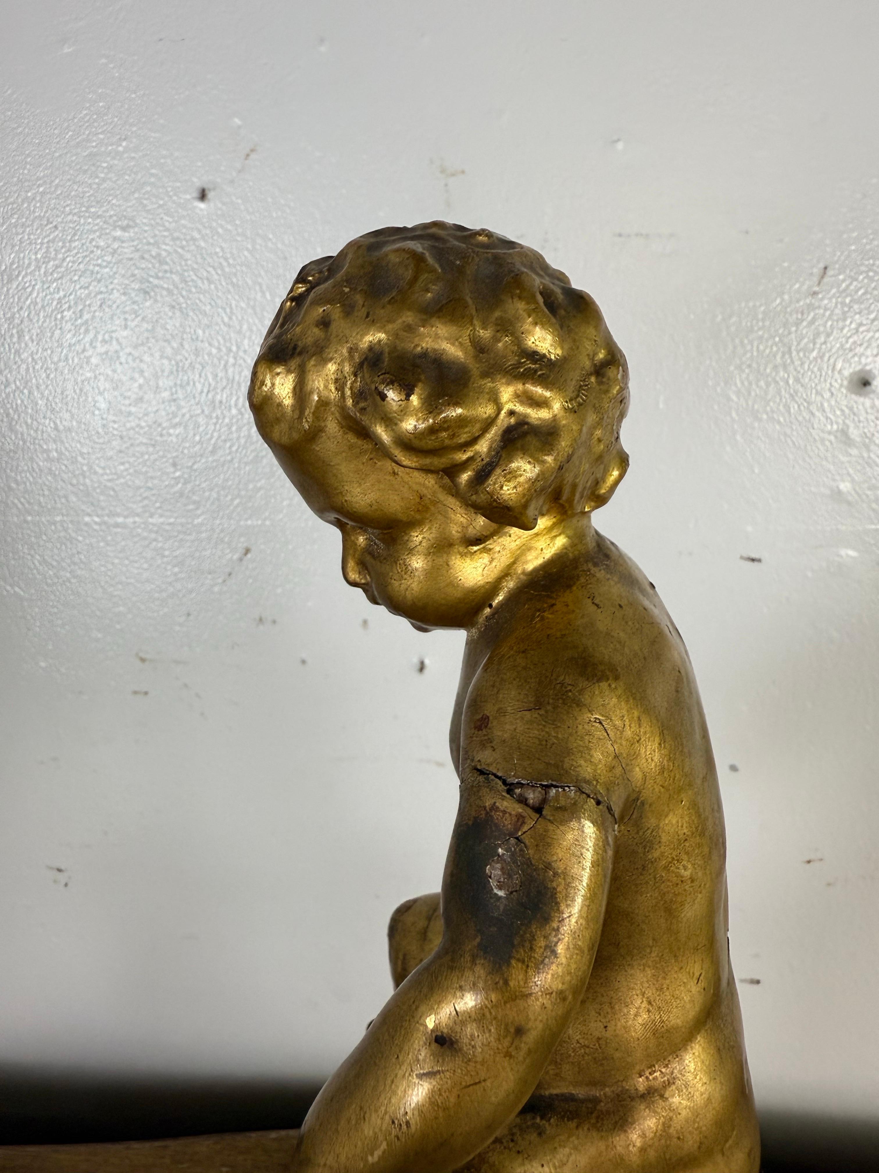 Chérubin italien du XIXe siècle en bois doré sur socle sculpté en vente 4