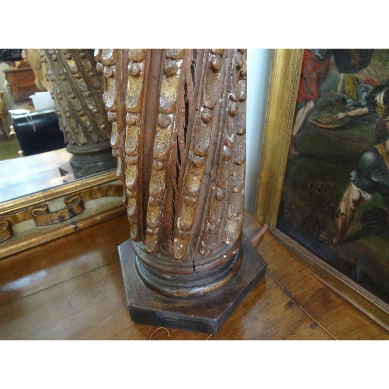Italienische vergoldete korinthische Säulenlampe aus dem 19. Diese wunderschöne Lampe aus vergoldetem Holz wurde aus einem antiken Fragment gefertigt und für den amerikanischen Markt neu verkabelt.