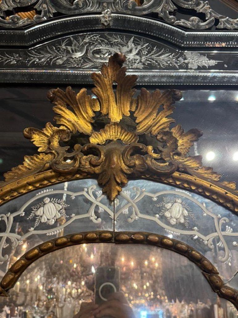 Miroir italien du 19ème siècle en bois doré avec verre vénitien gravé en vente 5