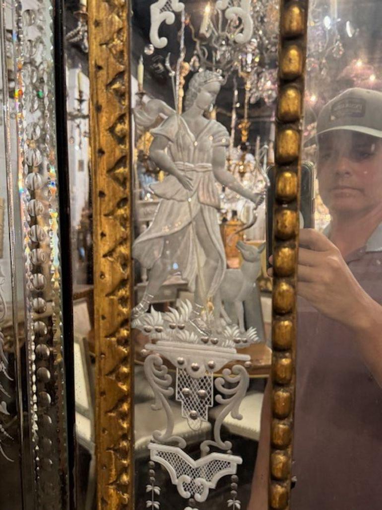 Miroir italien du 19ème siècle en bois doré avec verre vénitien gravé en vente 10