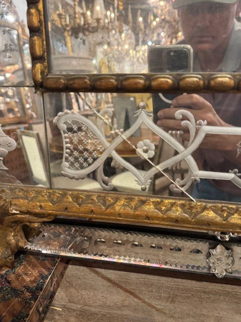 Buriné Miroir italien du 19ème siècle en bois doré avec verre vénitien gravé en vente