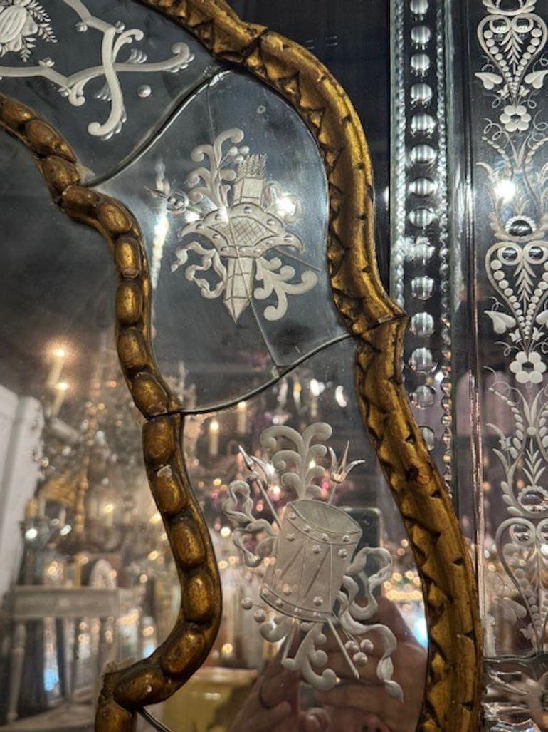 Miroir italien du 19ème siècle en bois doré avec verre vénitien gravé Bon état - En vente à Dallas, TX