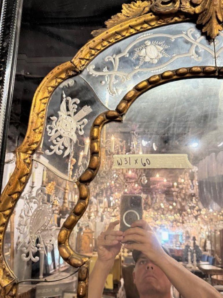 Verre Miroir italien du 19ème siècle en bois doré avec verre vénitien gravé en vente