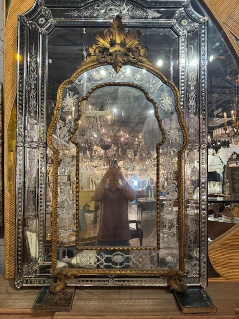 Miroir italien du 19ème siècle en bois doré avec verre vénitien gravé en vente 1