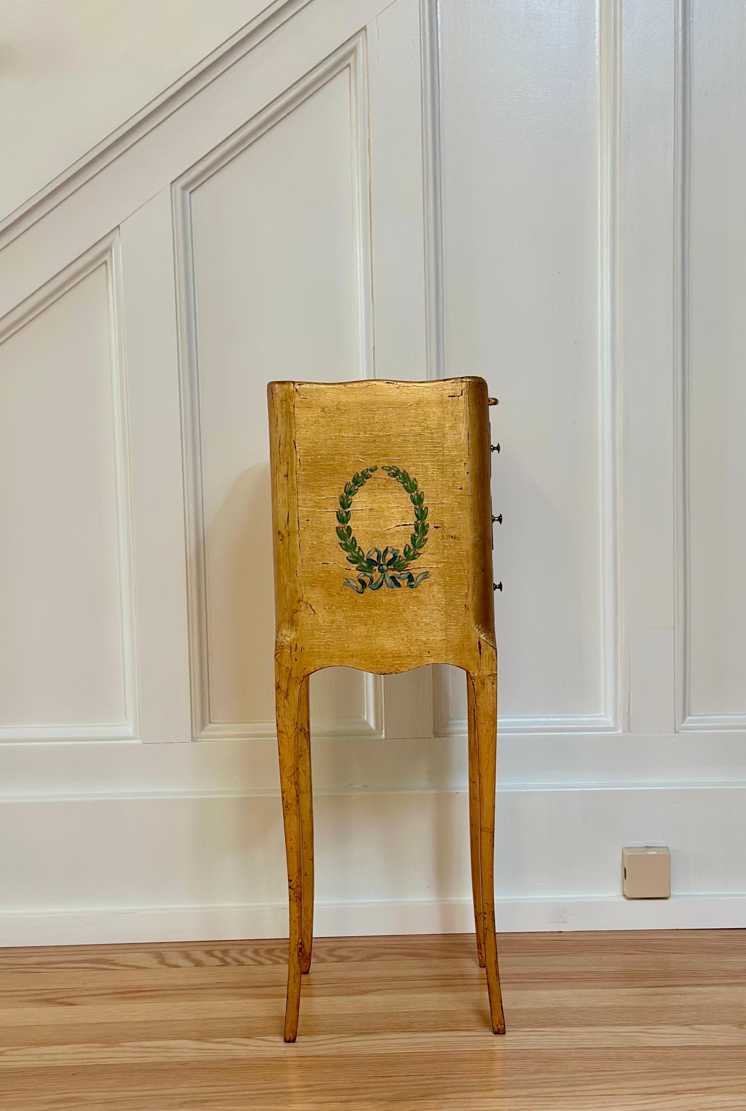 Petit meuble d'appoint en bois doré italien du XIXe siècle avec motif de laurier en vente 5