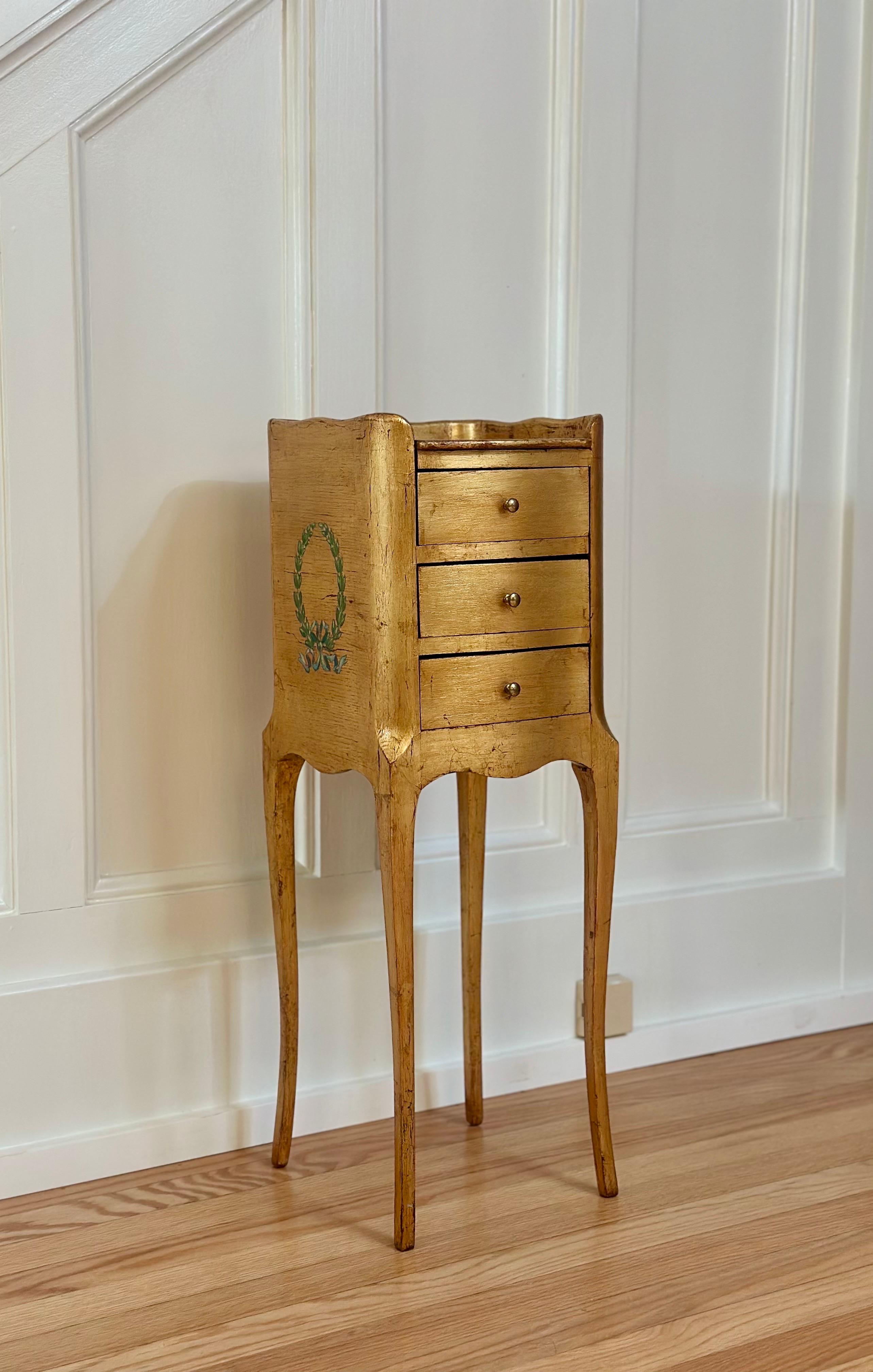  sont très heureux d'offrir un élégant meuble d'appoint italien en bois doré, datant du 19e siècle.  Cette belle pièce respire le charme et le raffinement avec ses proportions délicates et ses détails appliqués à la main.  Reposant sur des pieds