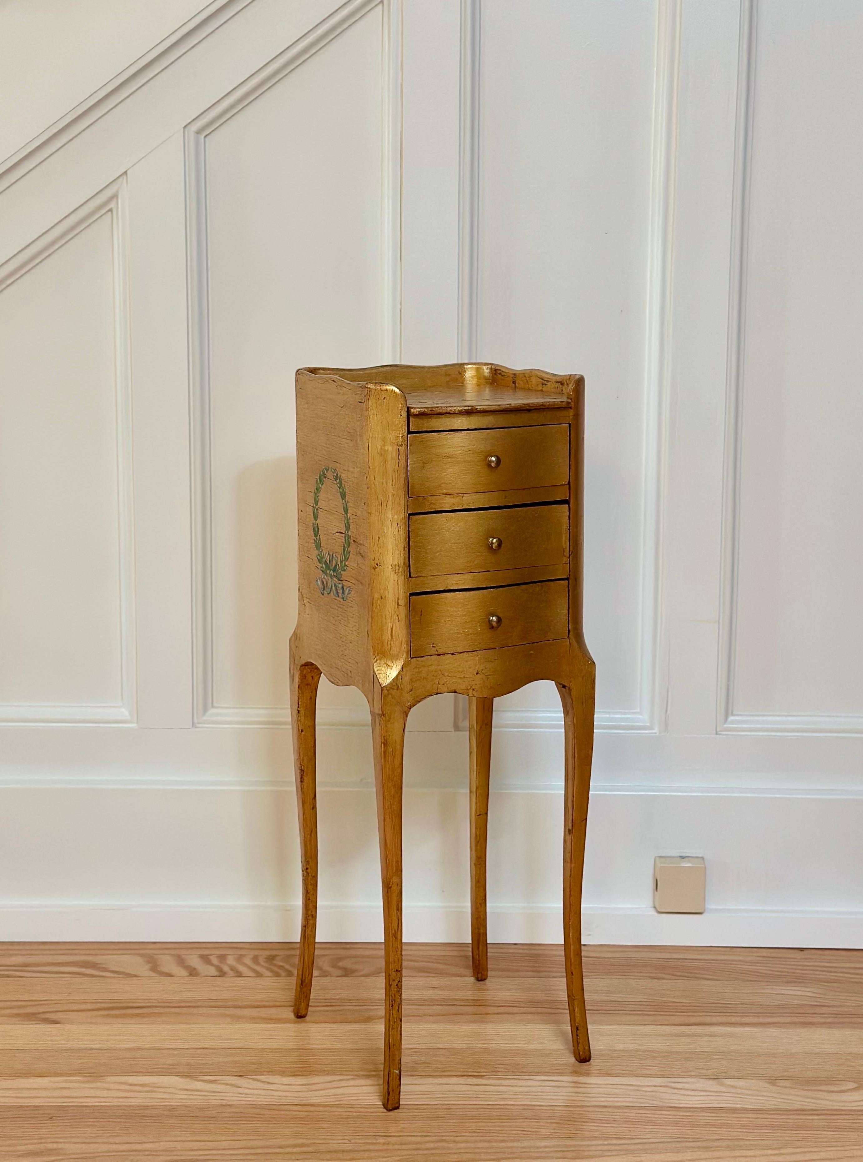 Néoclassique Petit meuble d'appoint en bois doré italien du XIXe siècle avec motif de laurier en vente