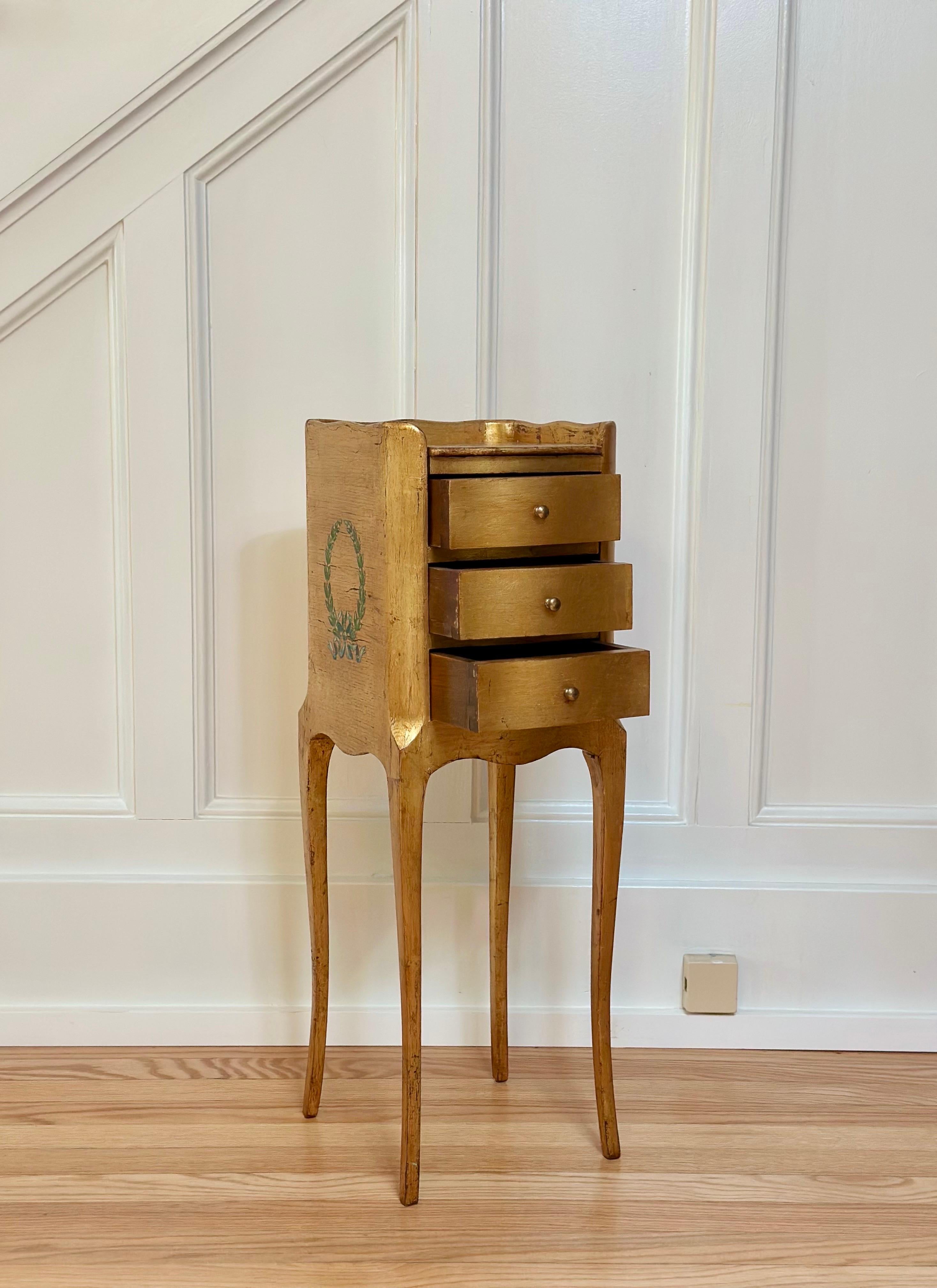 Petit meuble d'appoint en bois doré italien du XIXe siècle avec motif de laurier Bon état - En vente à Farmington Hills, MI