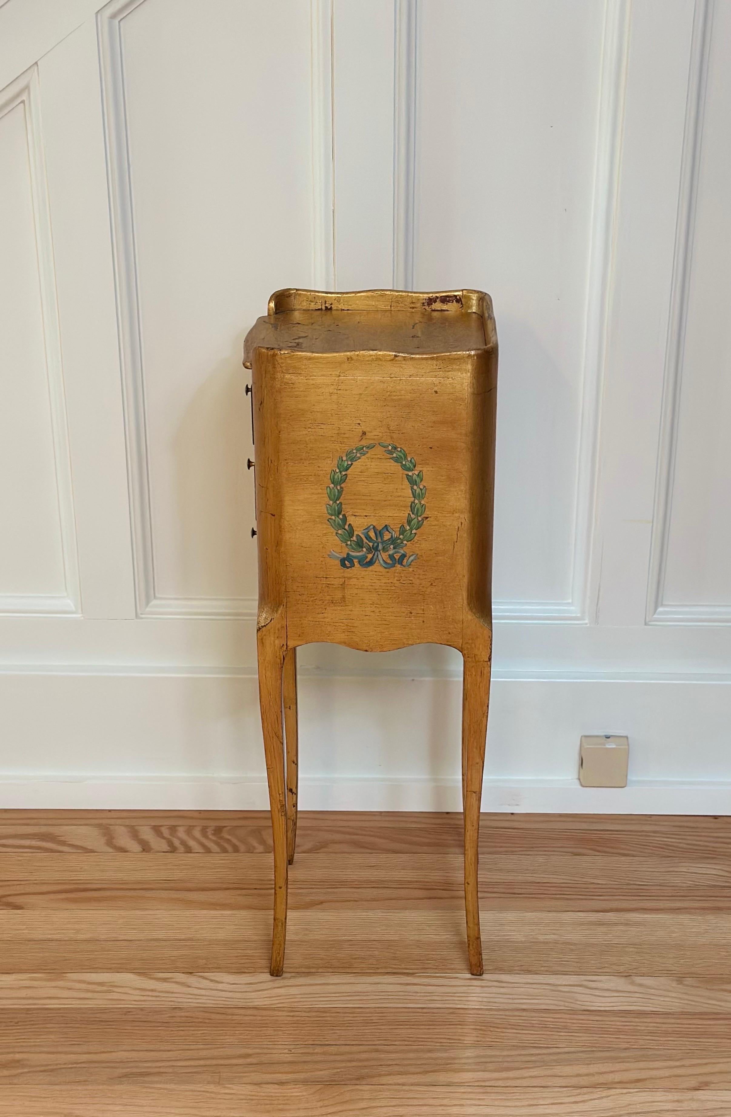 Bois doré Petit meuble d'appoint en bois doré italien du XIXe siècle avec motif de laurier en vente