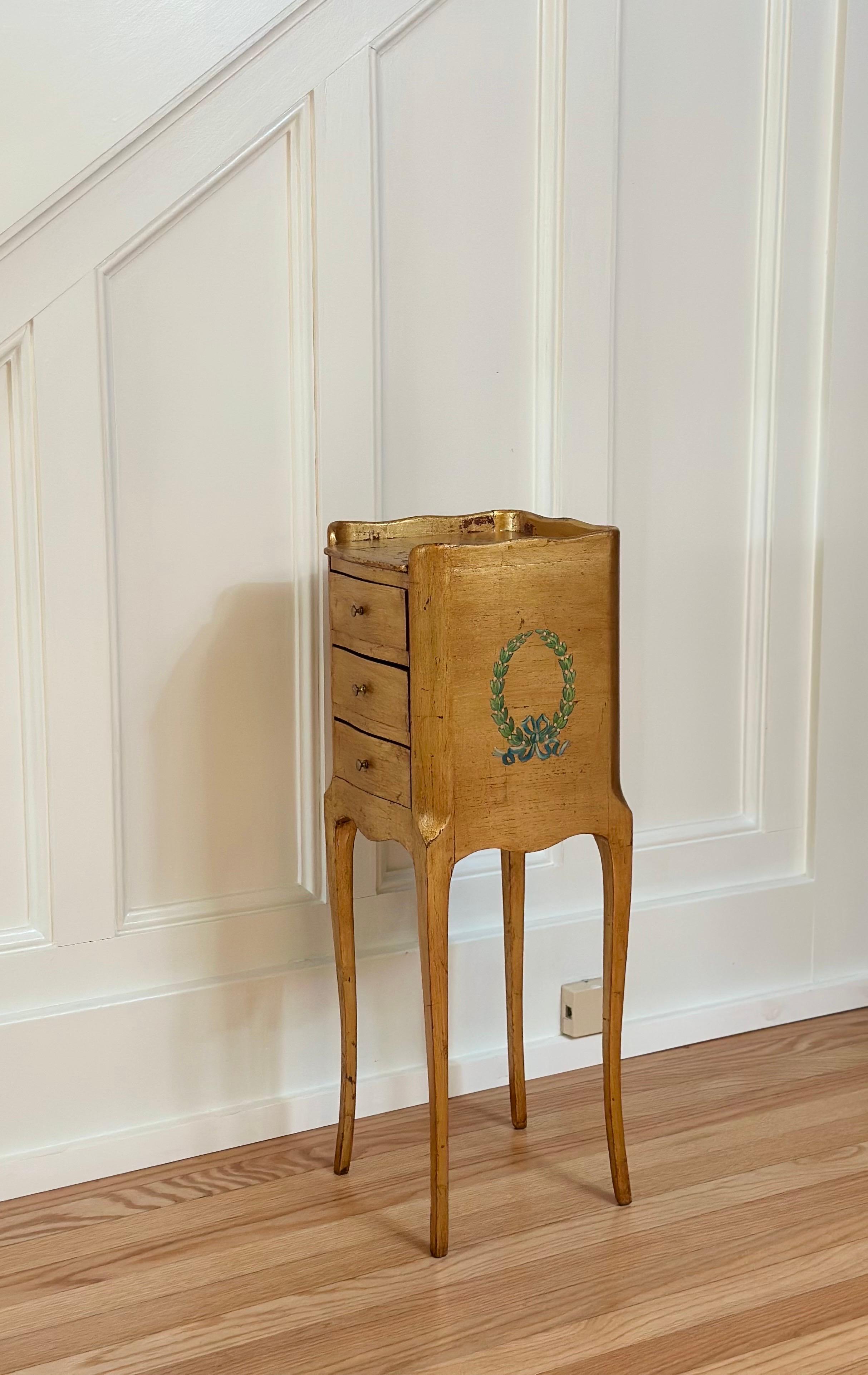 Petit meuble d'appoint en bois doré italien du XIXe siècle avec motif de laurier en vente 1