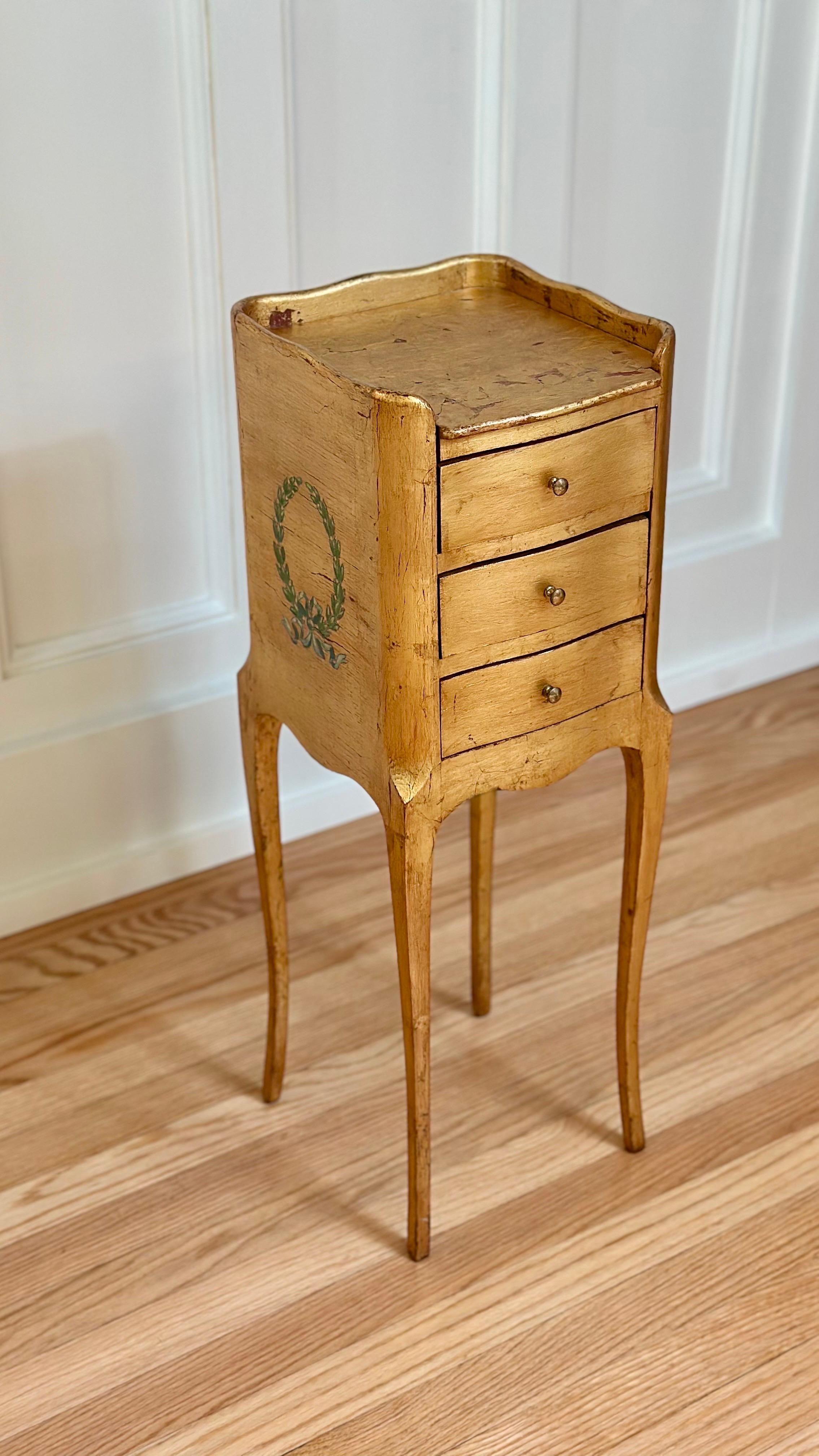 Petit meuble d'appoint en bois doré italien du XIXe siècle avec motif de laurier en vente 2