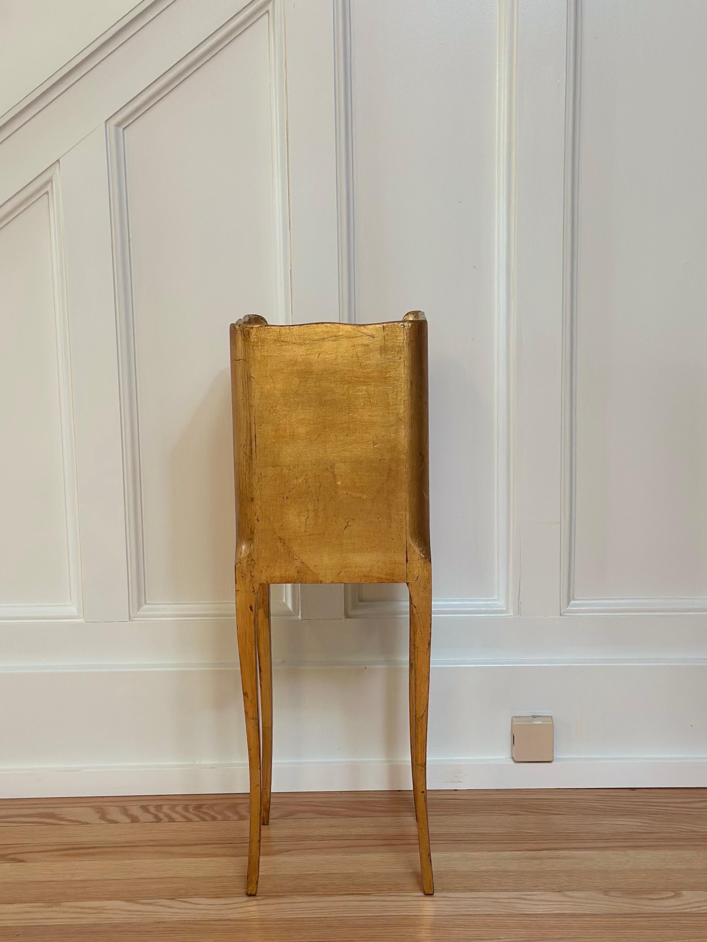 Petit meuble d'appoint en bois doré italien du XIXe siècle avec motif de laurier en vente 3