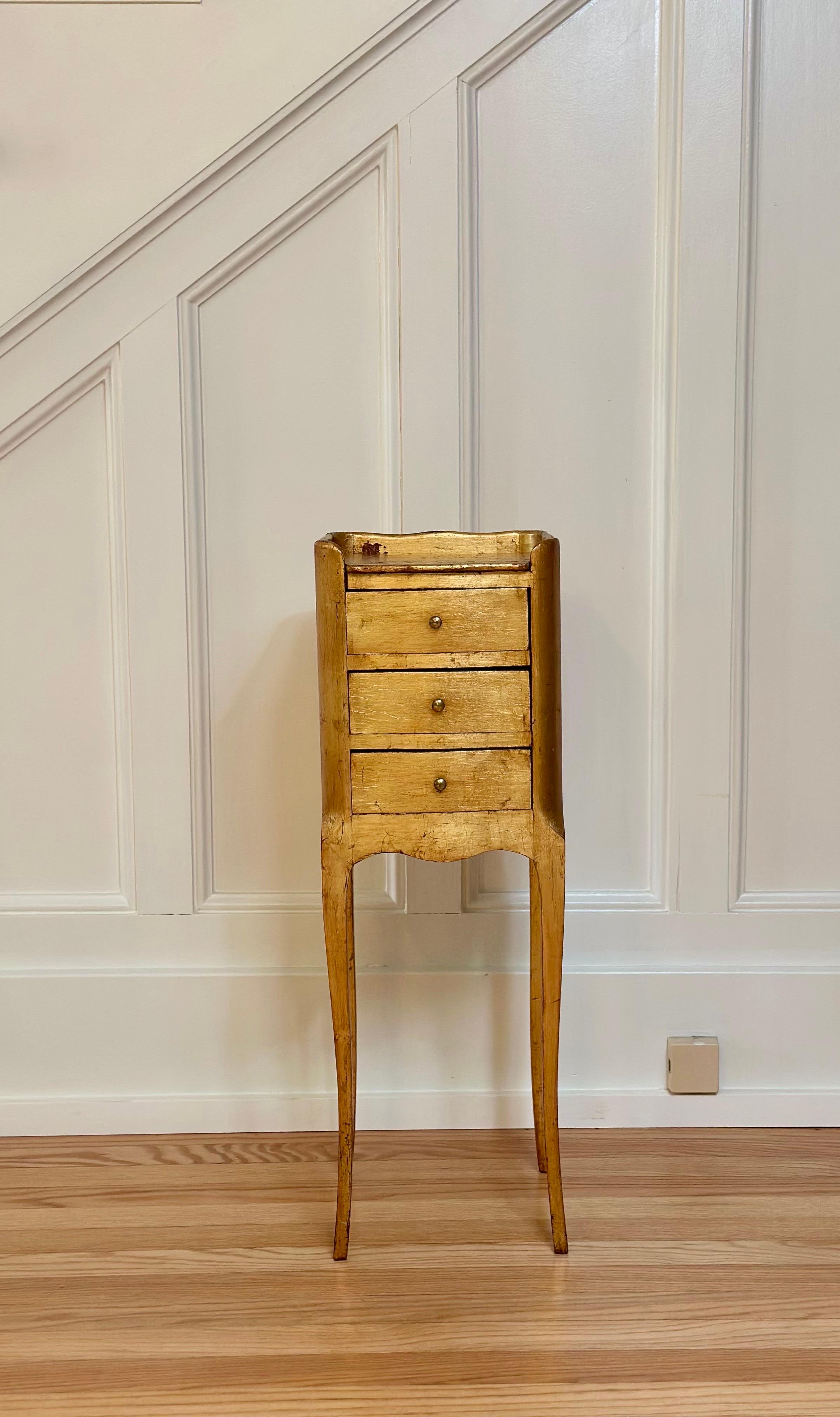 Petit meuble d'appoint en bois doré italien du XIXe siècle avec motif de laurier en vente 4