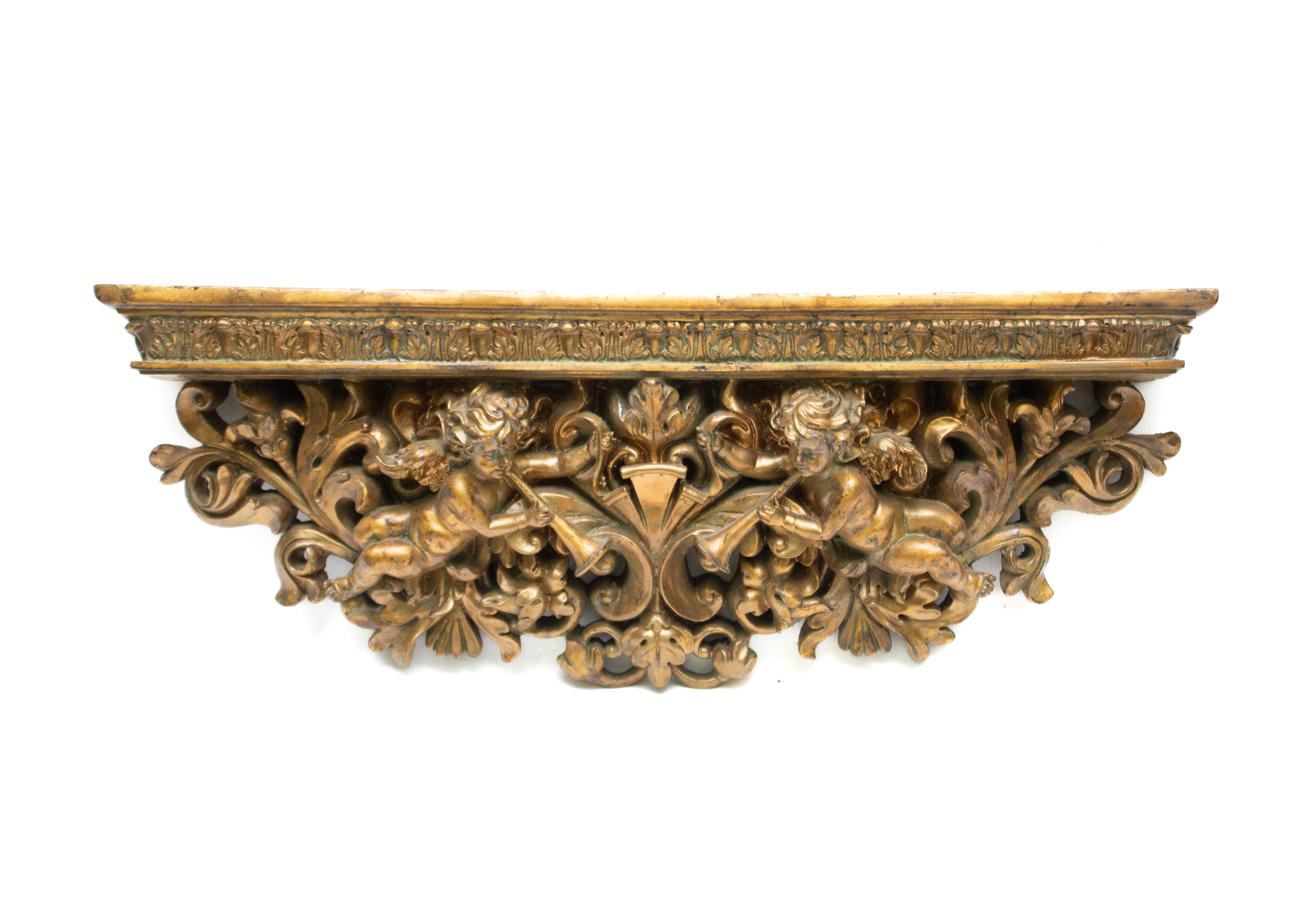 Italienisches Regal aus vergoldetem Holz aus dem 19. Jahrhundert mit Schnitzereien im Engels- und Rokoko-Stil. 

Das Stück stammt aus einem bedeutenden Palazzo in der Toskana. Das Blattgold ist mit schwachem grünen Grünspan unterlegt. Das Stück ist