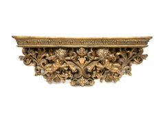 Estantería italiana del siglo XIX de madera dorada con ángeles tallados