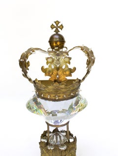 Couronne italienne du XIXe siècle en laiton doré, ornée de pointes en cristal, sur un socle en laiton antique