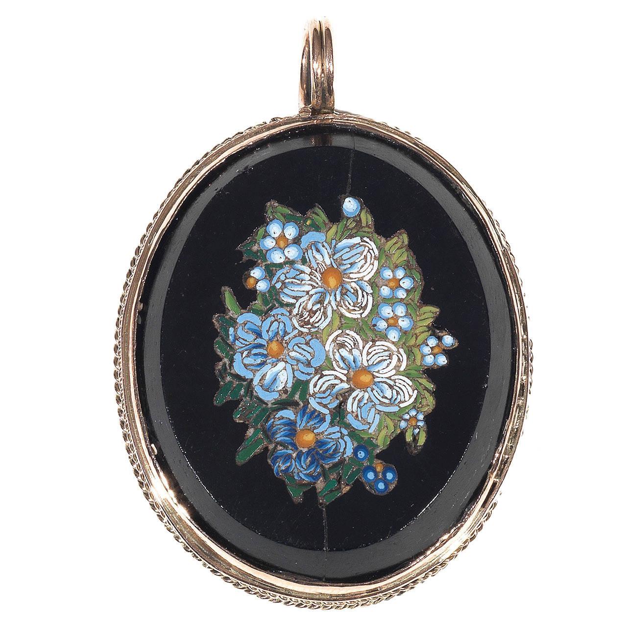 

The oval cut mosaic plaque depicting a flower bouquet, on black ground within reeded bordered setting.

Mounted in yellow gold

Lenght: 4cm.