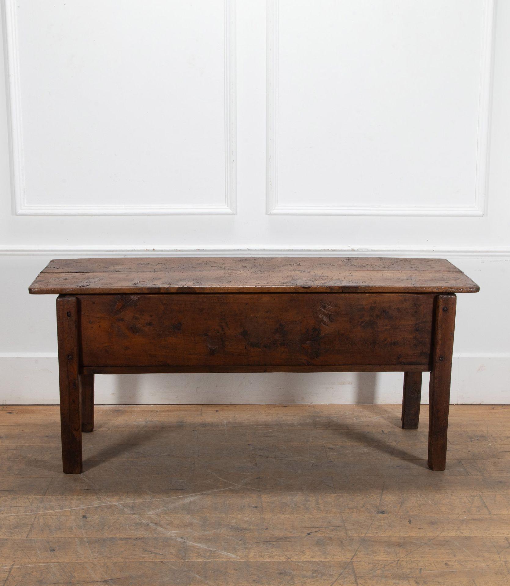 Table console italienne du 19ème siècle.
Autrefois utilisé comme grenier à grains, l'entrepôt est en pin poli.
Circa 1880.