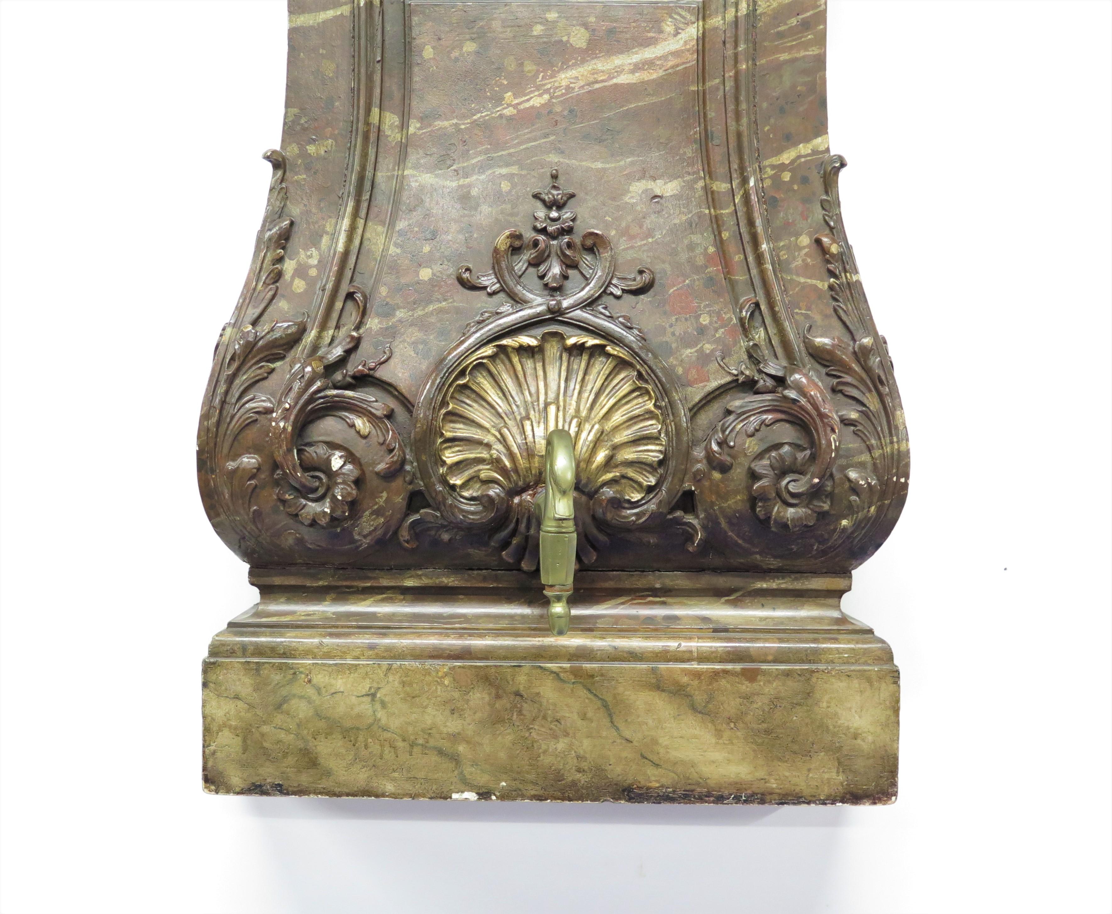 Sculpté à la main Lavabo italien du 19ème siècle monté à grande échelle sur mur en vente