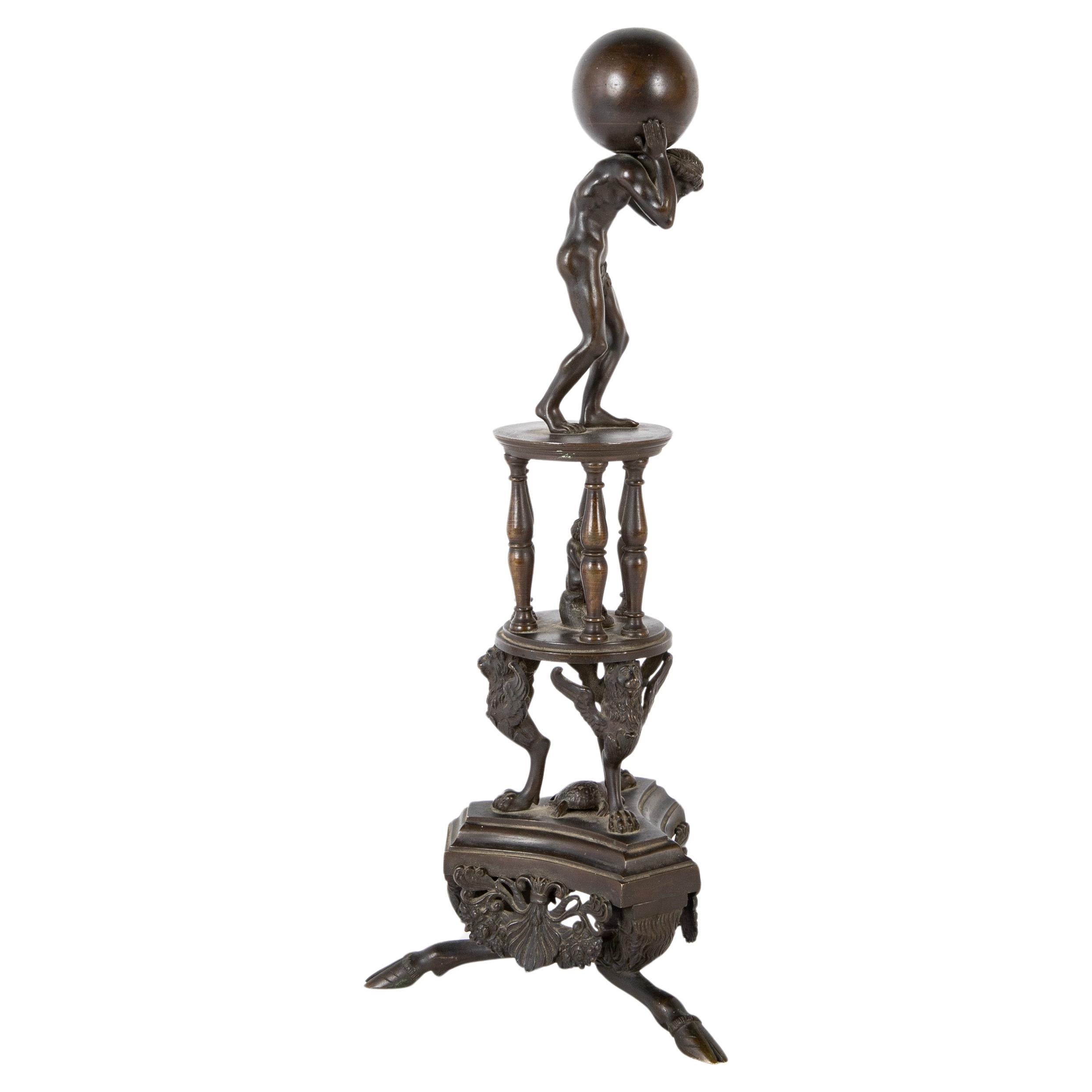 Grand Tour en bronze italien du 19e siècle représentant Atlas sur un Stand avec une tortue  en vente