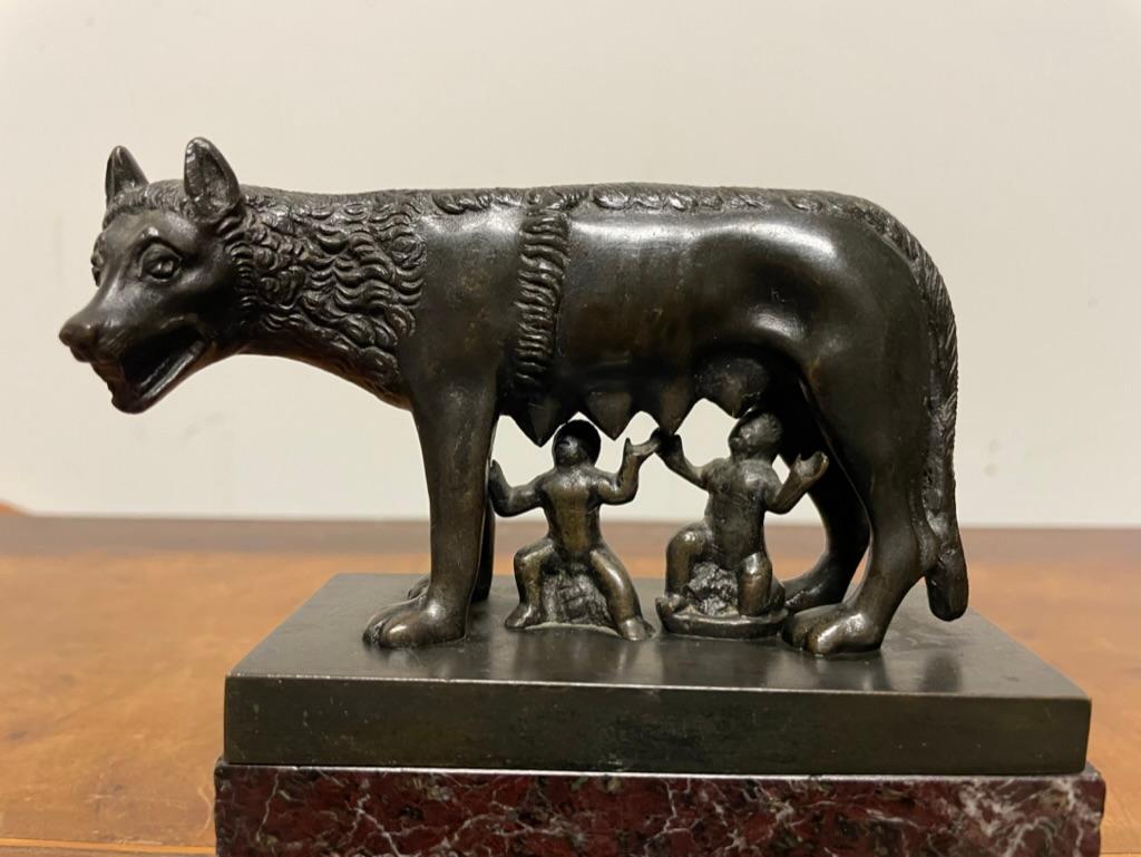 Italienische patinierte Bronze des 19. Jahrhunderts: Romulus und Remus werden von der Wölfin gesäugt. Schöner Abguss dieses interessanten Motivs, montiert auf einem Sockel aus rotem Marmor und schwarzem Schiefer. Nach dem antiken Original im