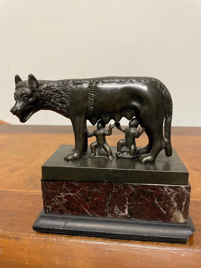 Italienische Grand Tour-Bronze der Romulus- und Remus-Gründer von Romulus aus dem 19. Jahrhundert im Zustand „Gut“ im Angebot in Stamford, CT