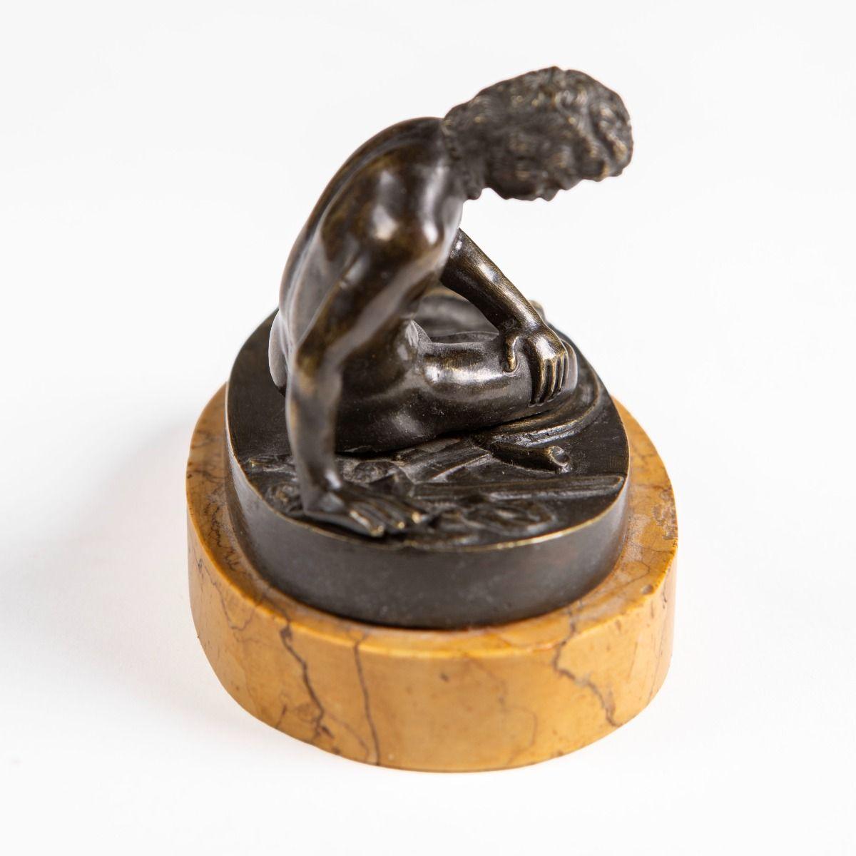 Eine neoklassizistische Grand-Tour-Skulptur aus dunkelpatinierter Bronze mit der Darstellung des sterbenden Galliers - ein ikonisches Motiv nach dem berühmten antiken Original aus Pergamon. Montiert auf einem ovalen Sockel aus Siena-Marmor.

Solche