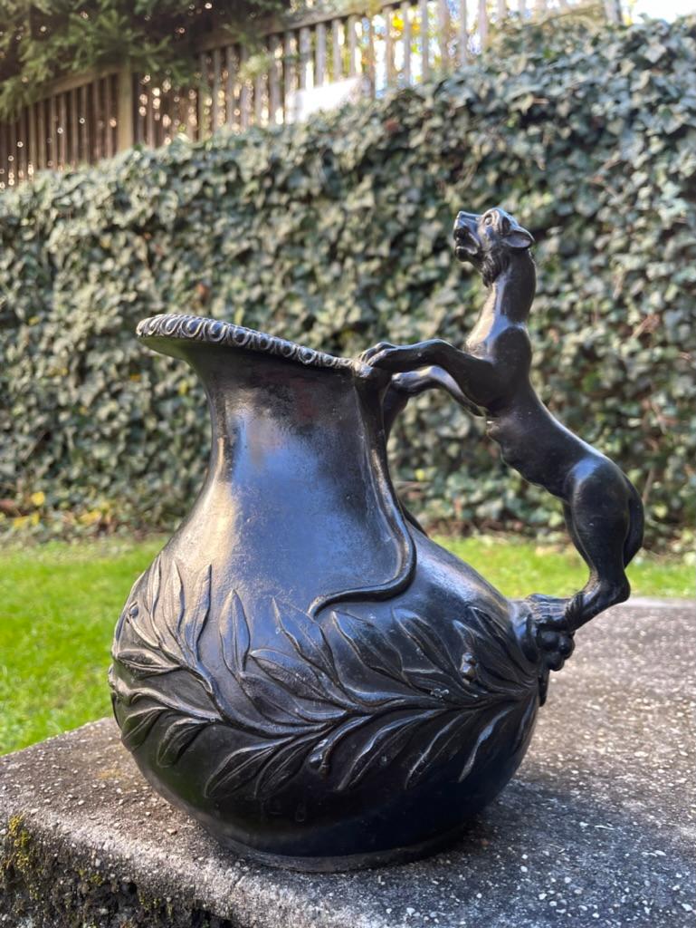 Italienischer Grand Tour Asko mit Panthergriff aus dem 19. Jahrhundert. Das Design dieses Stücks basiert wahrscheinlich auf einem römischen Asko aus Bronze, der sich im Museum von Neapel befindet.  Ein Asko ist eine antike lederne Wasserflasche, die