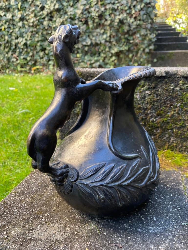 Vase à vin Grand Tour italien en bronze du 19ème siècle Askos avec poignée en forme de panthère Bon état - En vente à Stamford, CT