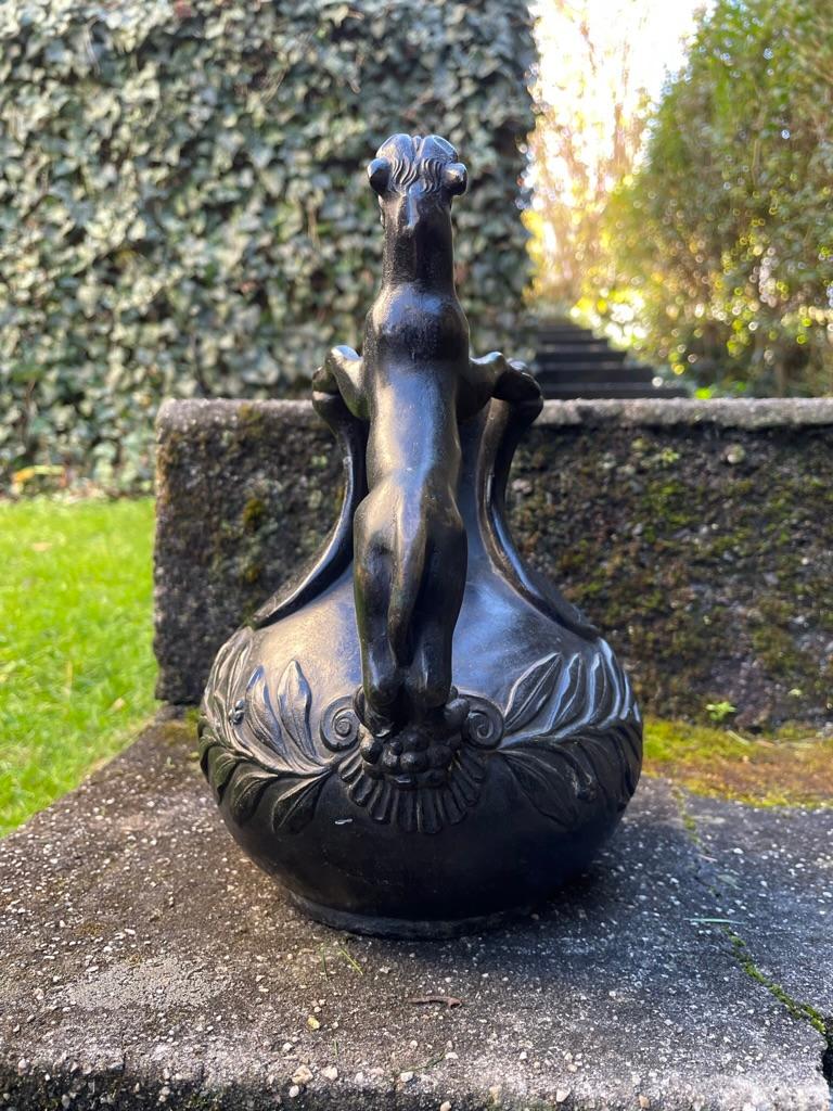 Bronze Vase à vin Grand Tour italien en bronze du 19ème siècle Askos avec poignée en forme de panthère en vente