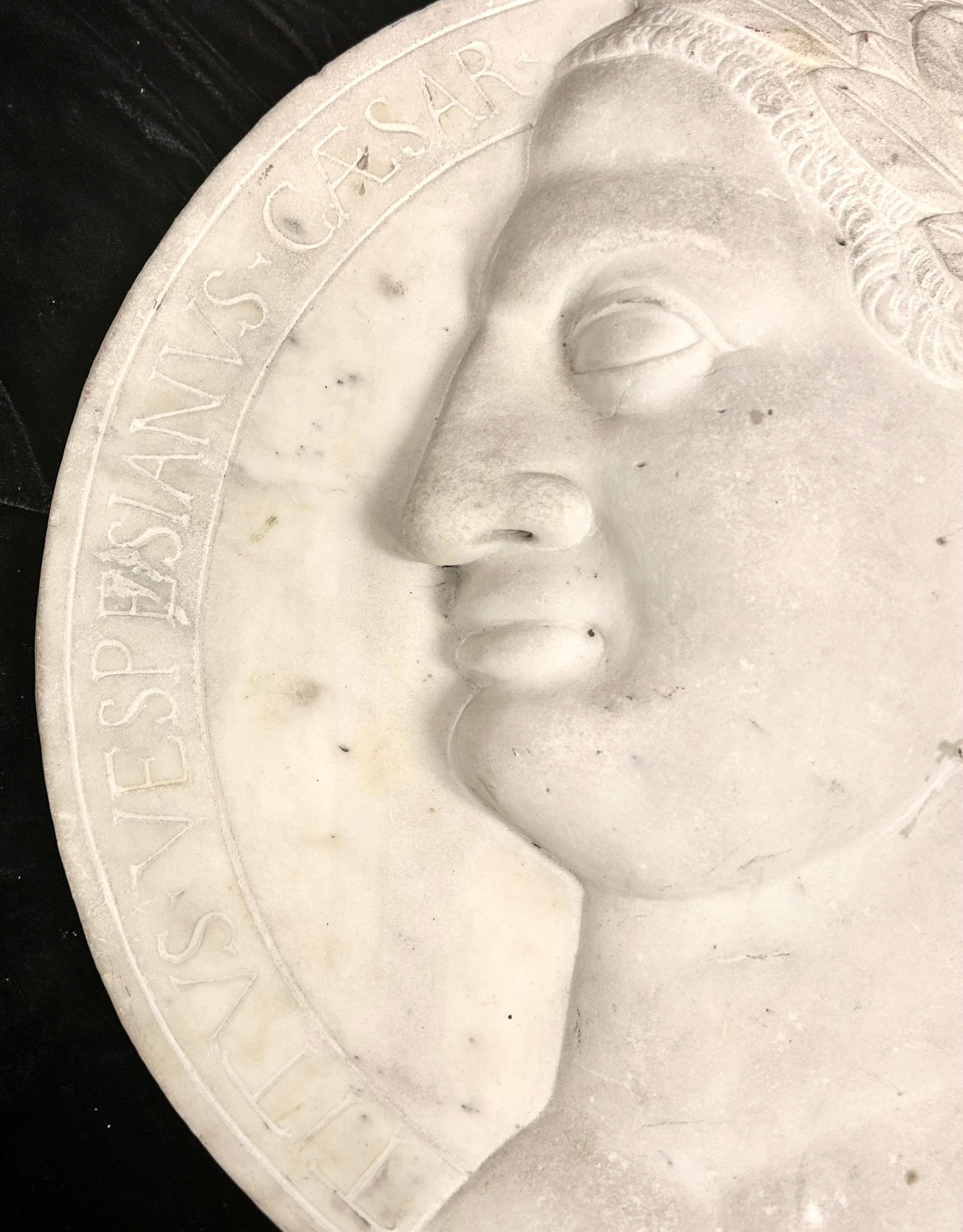 Très rare et superbe plaque de profil en marbre de Carrare du XIXe siècle représentant un empereur romain, gravée de l'inscription 