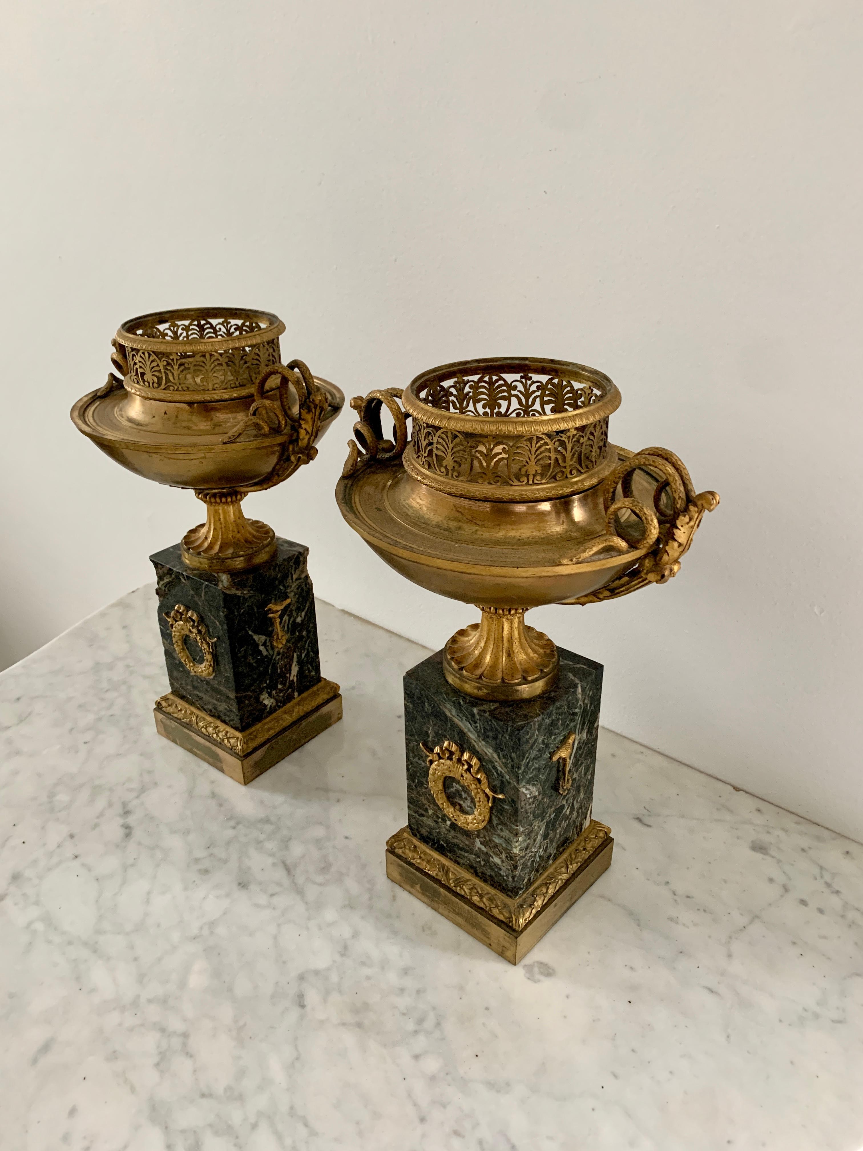 A stunning pair of antique solid brass and marble Grand Tour tazze with ormolu twin snake or serpent handles and laurel wreaths & bird medallions.

Italy, Mid-19th Century

Dimensions: 8