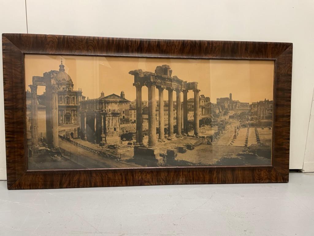 Eine großformatige Fotogravüre des Forums in Rom, in einem originalen, mit Kunstkorn bemalten Rahmen. Zeigt die beeindruckenden Ruinen des Saturntempels in der Mitte und die Überreste des Vespasian-Tempels auf der linken Seite. Großer Maßstab mit