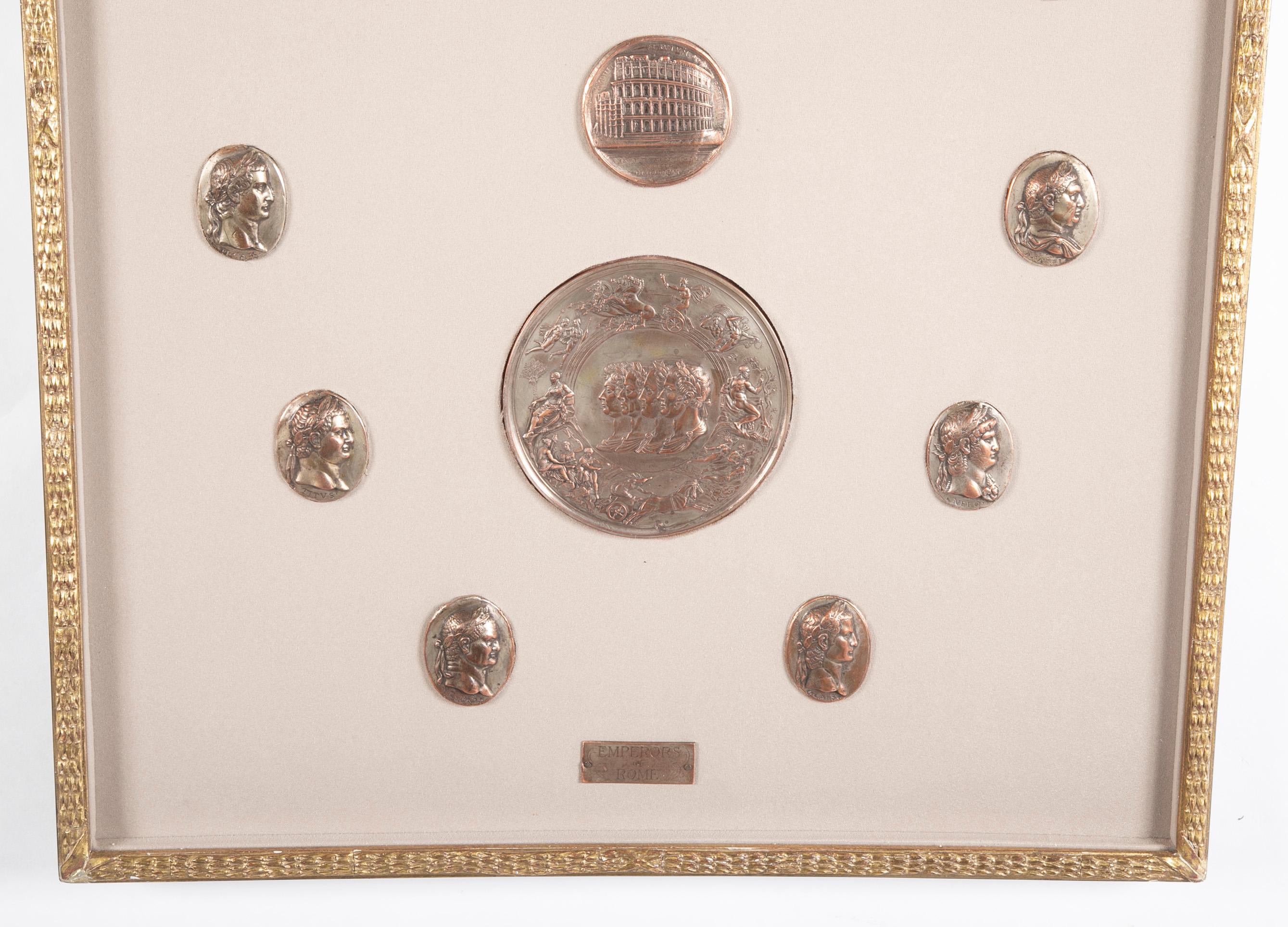 Wunderschönes, gerahmtes Set von versilberten Bronzemedaillons der 12 römischen Kaiser aus dem 19. Jahrhundert, das 3 größere Medaillen umgibt, eine mit der Schlacht der Tritonen, eine weitere mit 4 Dichtern, die Lorbeerblätter tragen, und eine