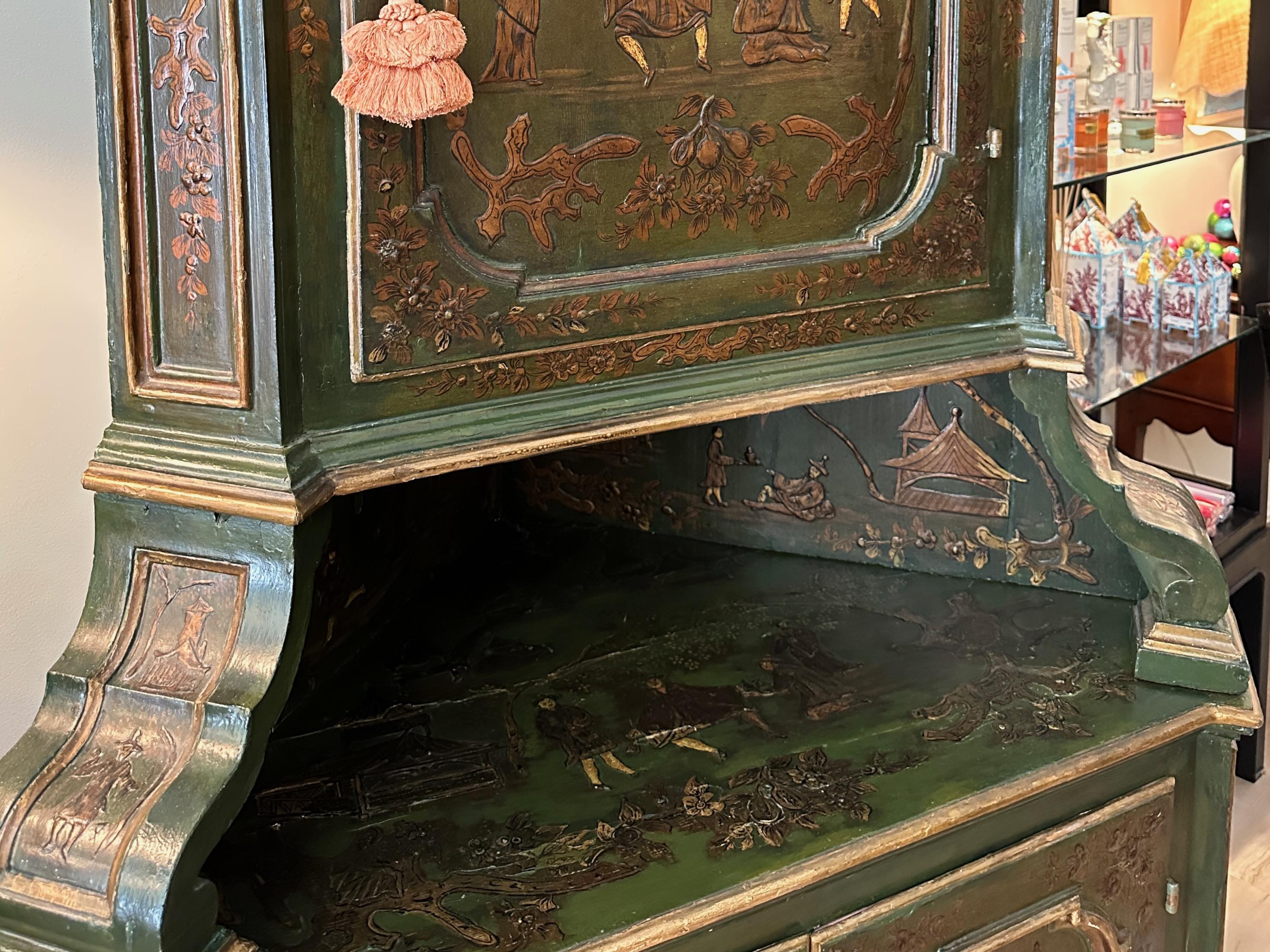 19th Century Italian Green Chinoiserie Decorated Corner Cabinet For Sale 6