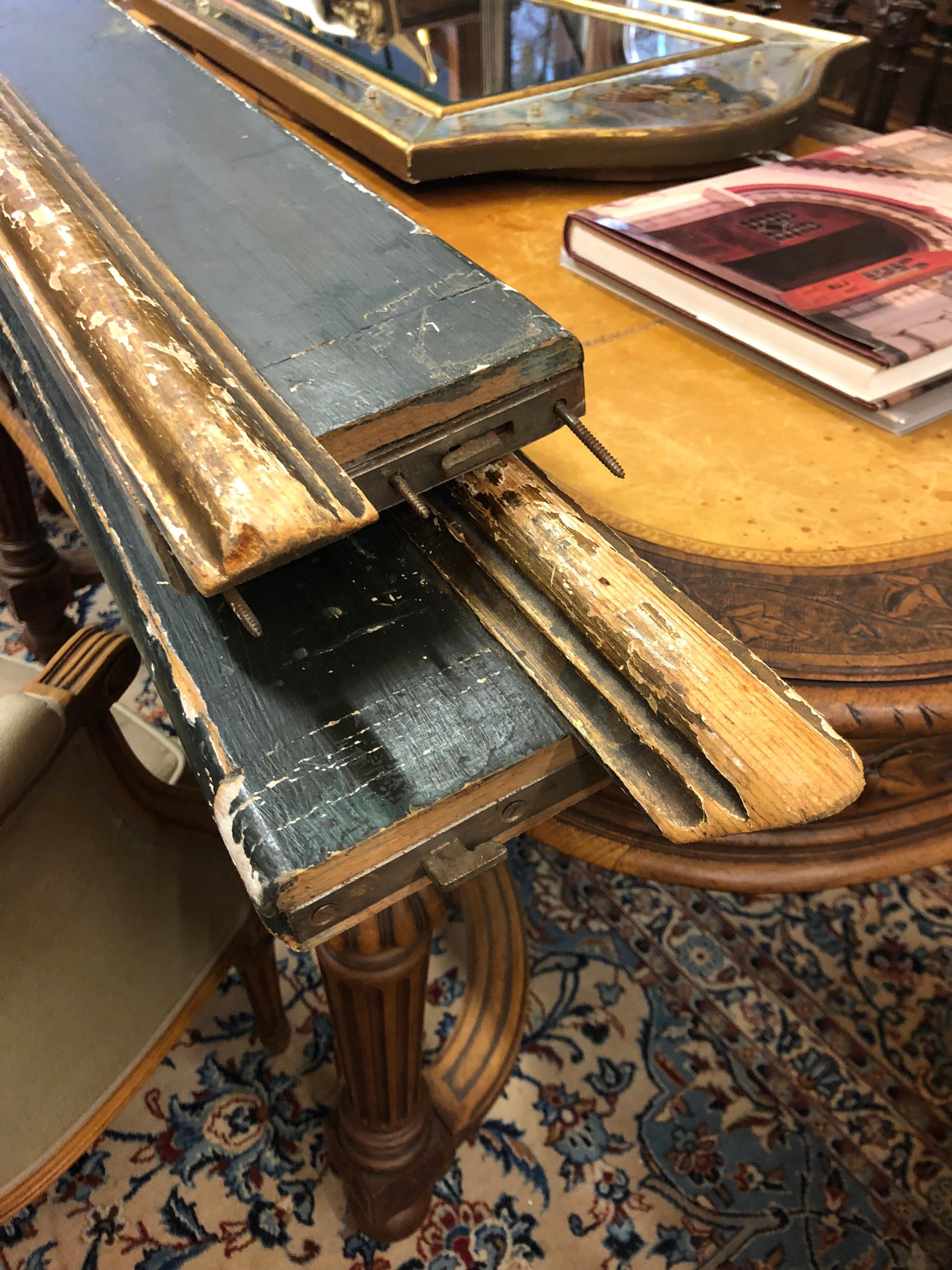 Grande table de chevet italienne du 19ème siècle sculptée et peinte à la main, à paillettes en vente 2