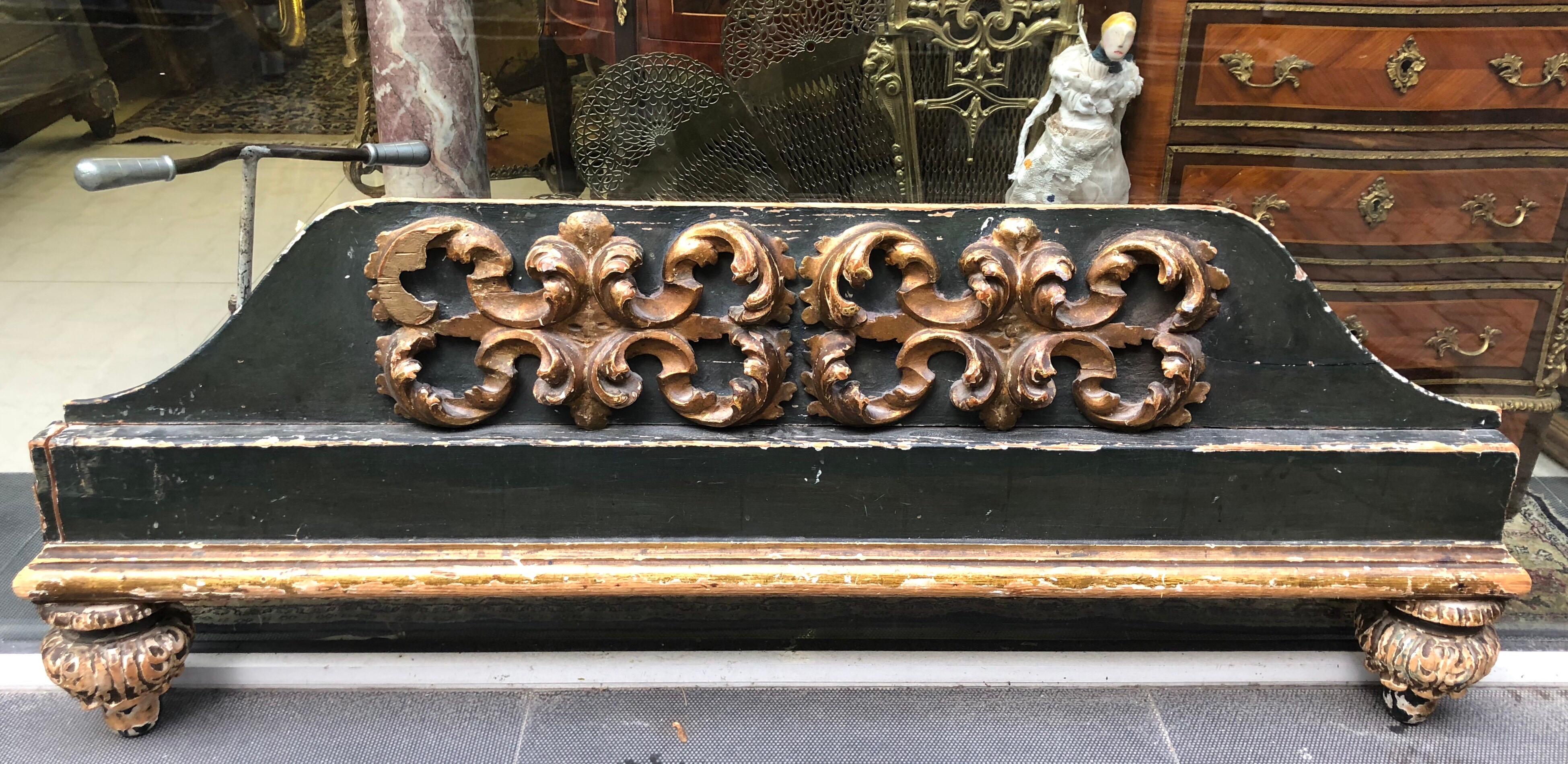 Tête de lit de style baroque en bois sculpté et peint à la main dans des contrastes d'olive sombre et large chevet doré orné d'une frise de volutes combattues. Il pose sur des pieds de balustrade avec son sommier.
Italie, vers 1870.

 