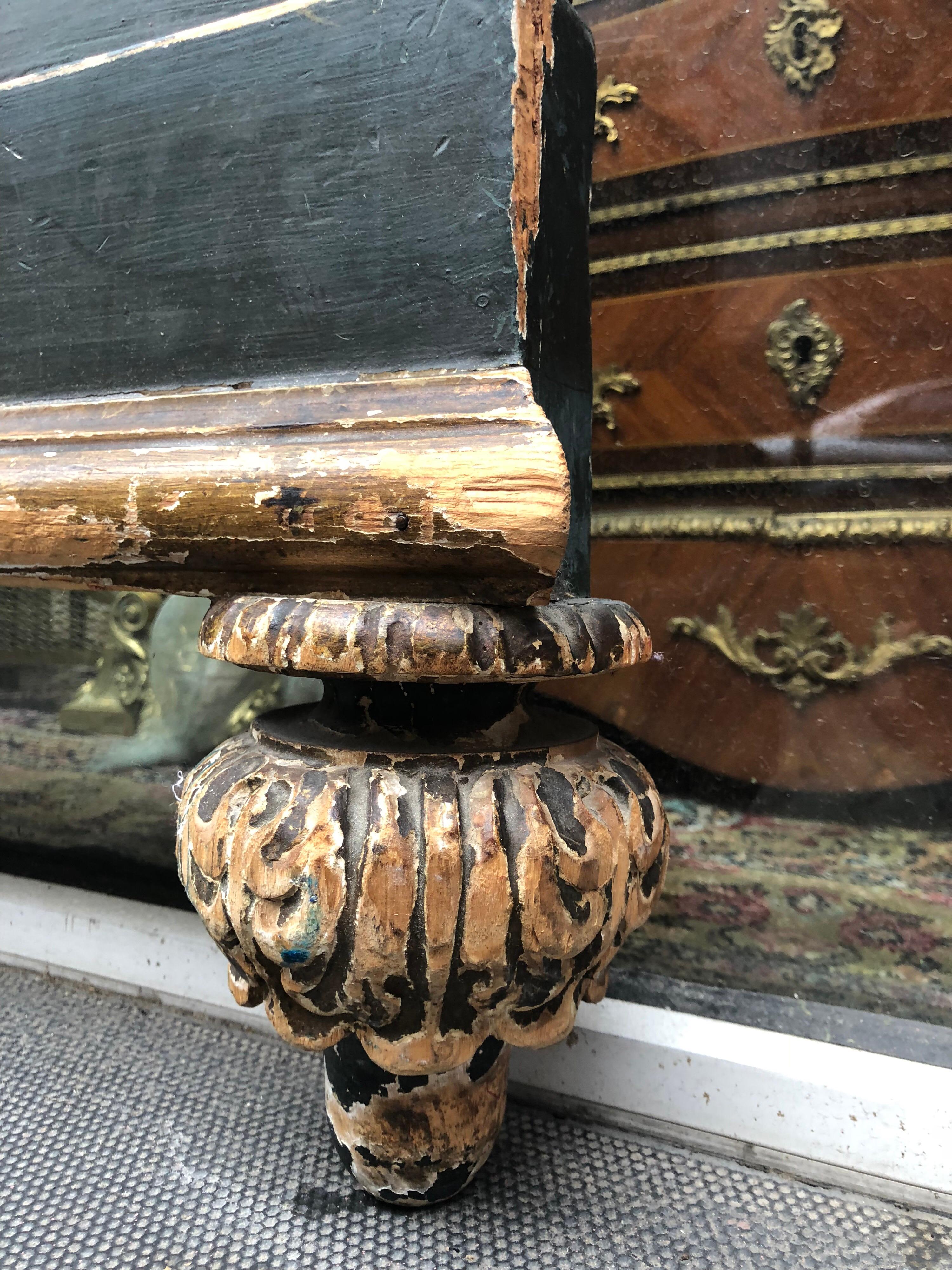 Peint à la main Grande table de chevet italienne du 19ème siècle sculptée et peinte à la main, à paillettes en vente