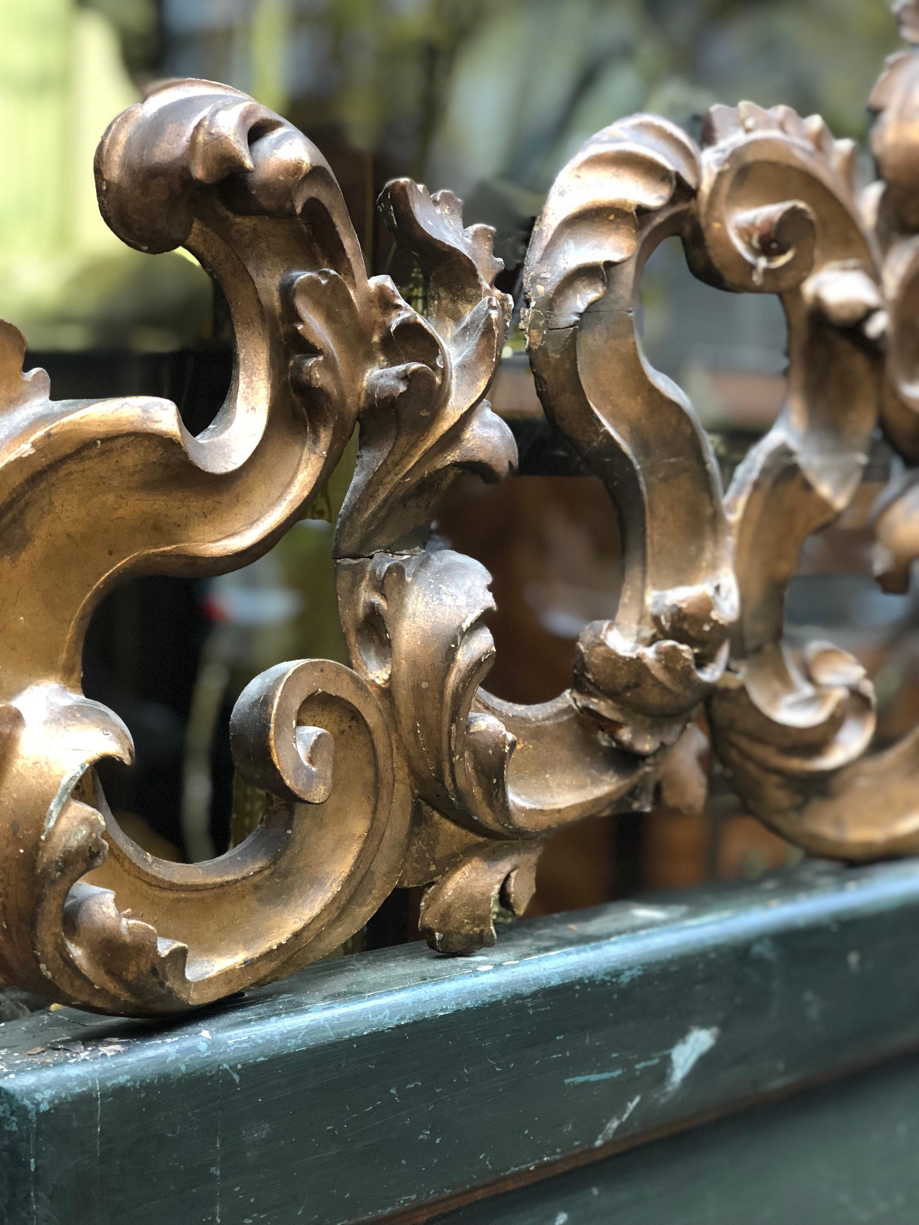 Grande table de chevet italienne du 19ème siècle sculptée et peinte à la main, à paillettes Bon état - En vente à Sofia, BG