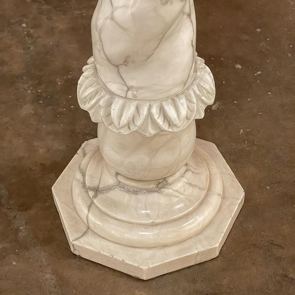 Piédestal italien du 19ème siècle sculpté à la main en marbre de Carrare en vente 3