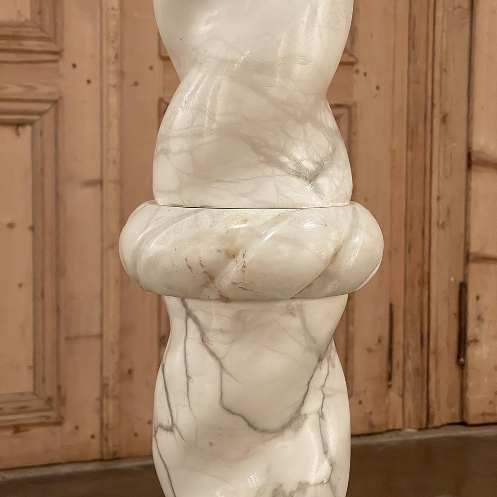 Piédestal italien du 19ème siècle sculpté à la main en marbre de Carrare en vente 5