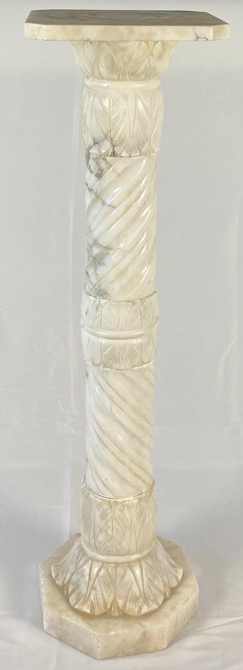 Piédestal ou support décoratif italien du 19ème siècle en marbre de Carrare sculpté à la main en vente 3